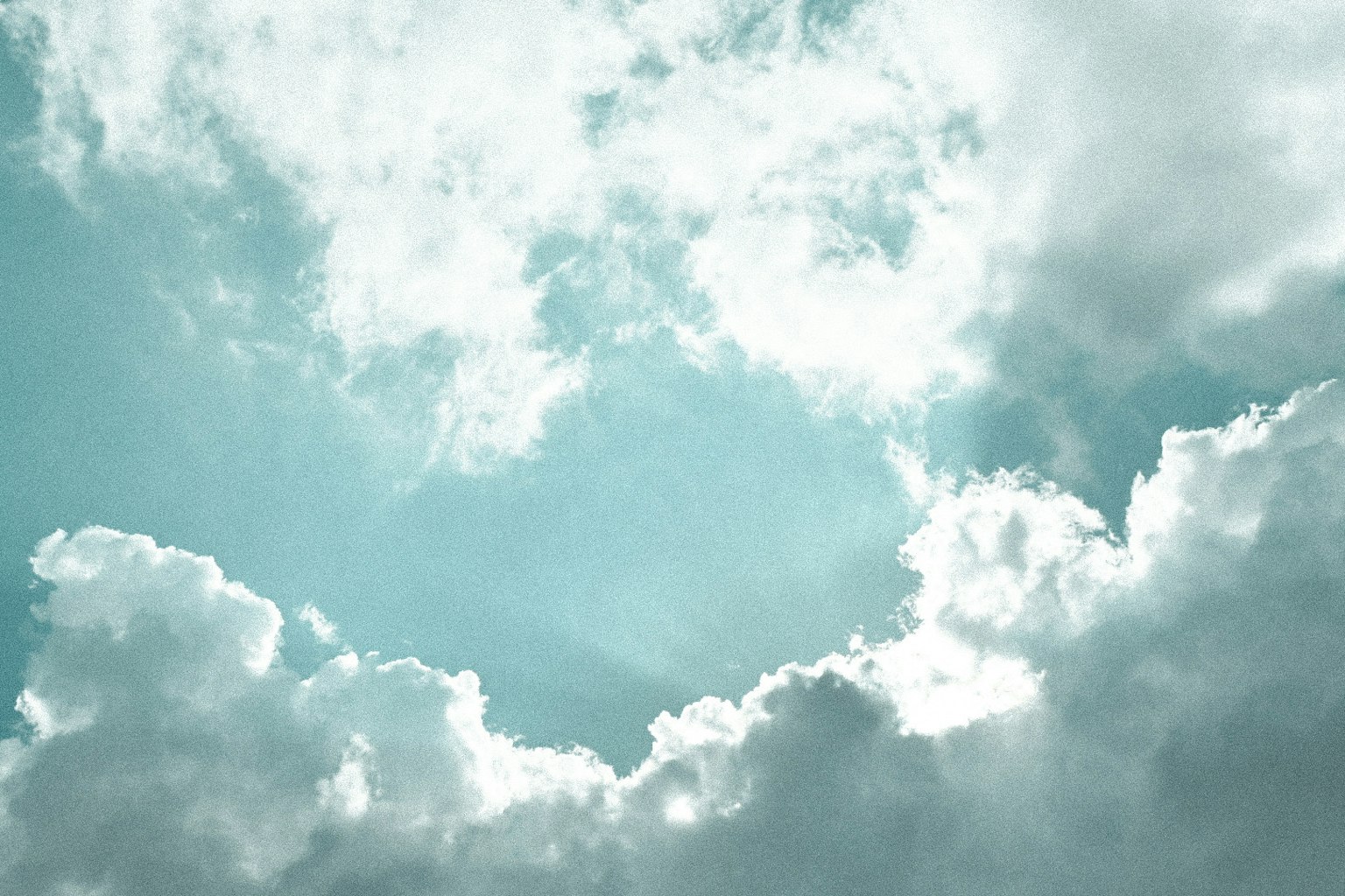 Nubes blancas flotando en un cielo azul