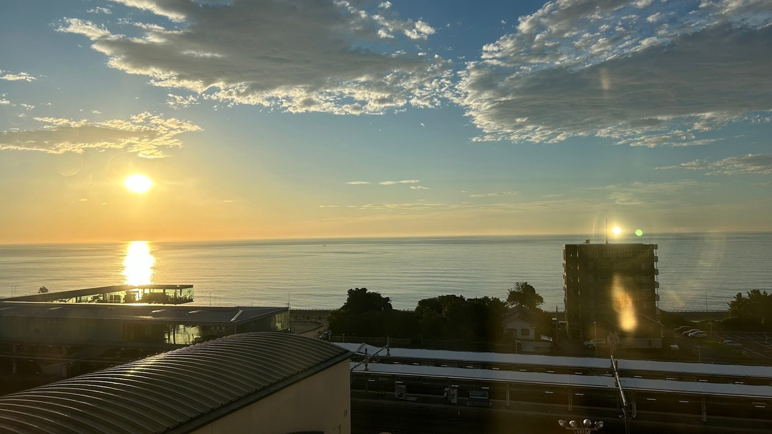 海上落日与建筑物轮廓的风景