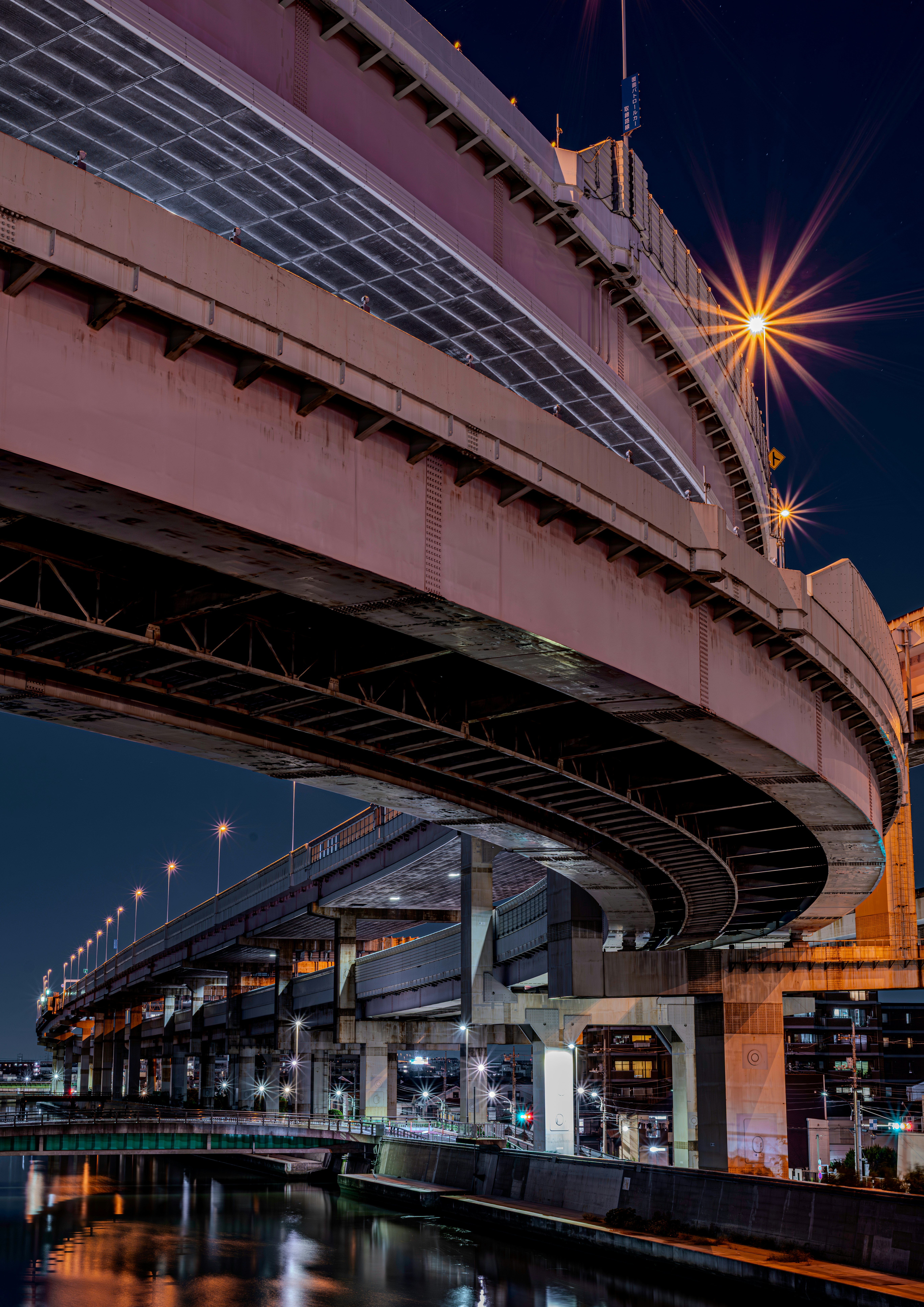 東京都葛飾区の小菅ジャンクションの夜景に広がる高架と曲線の光