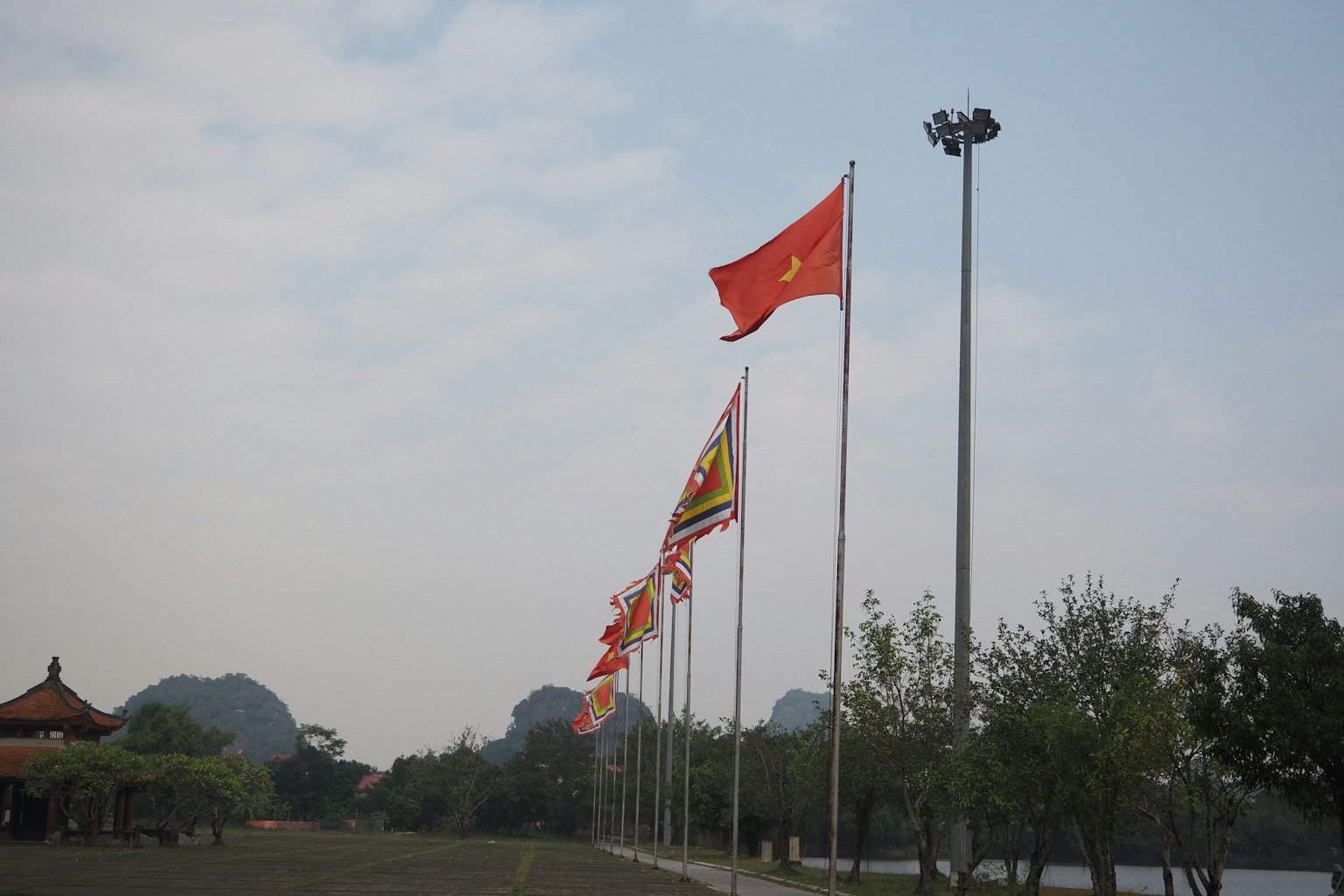 风景中有中国国旗和其他国家的国旗