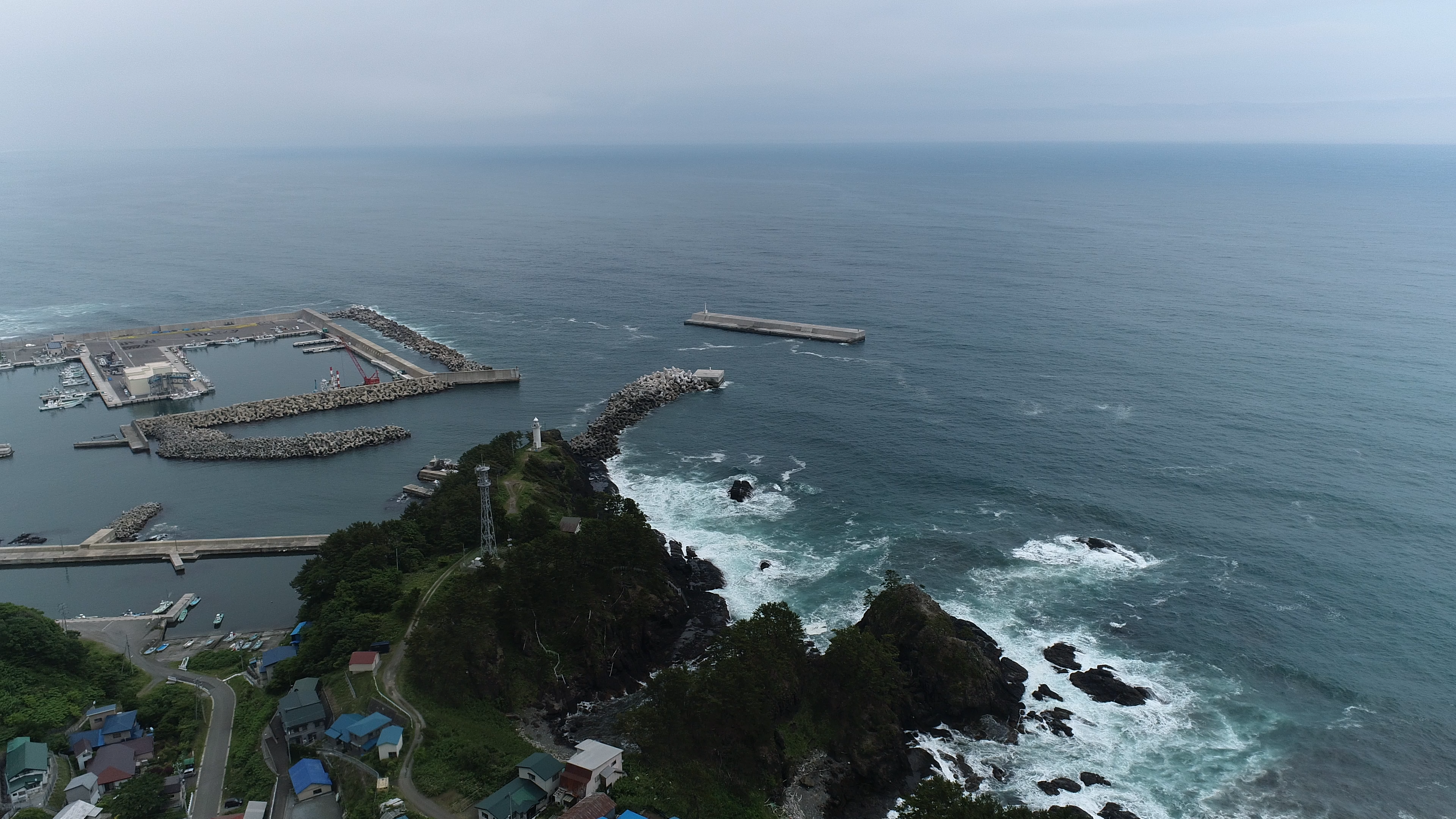 断崖の海岸と港湾の全景