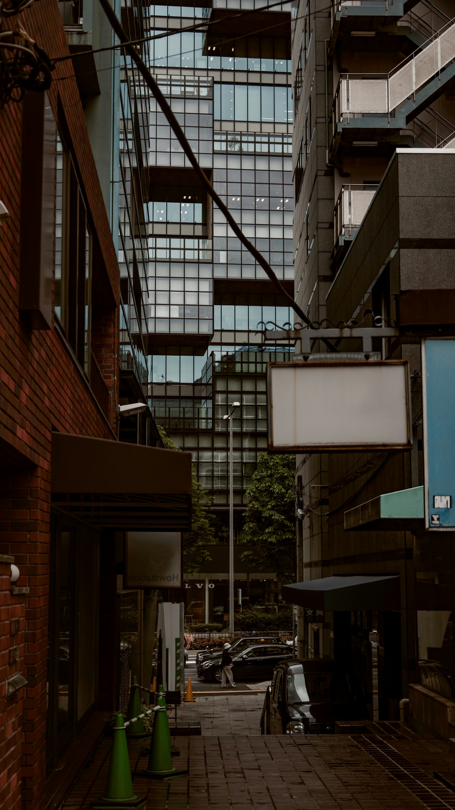 ซอยแคบระหว่างอาคารที่มีผนังกระจก