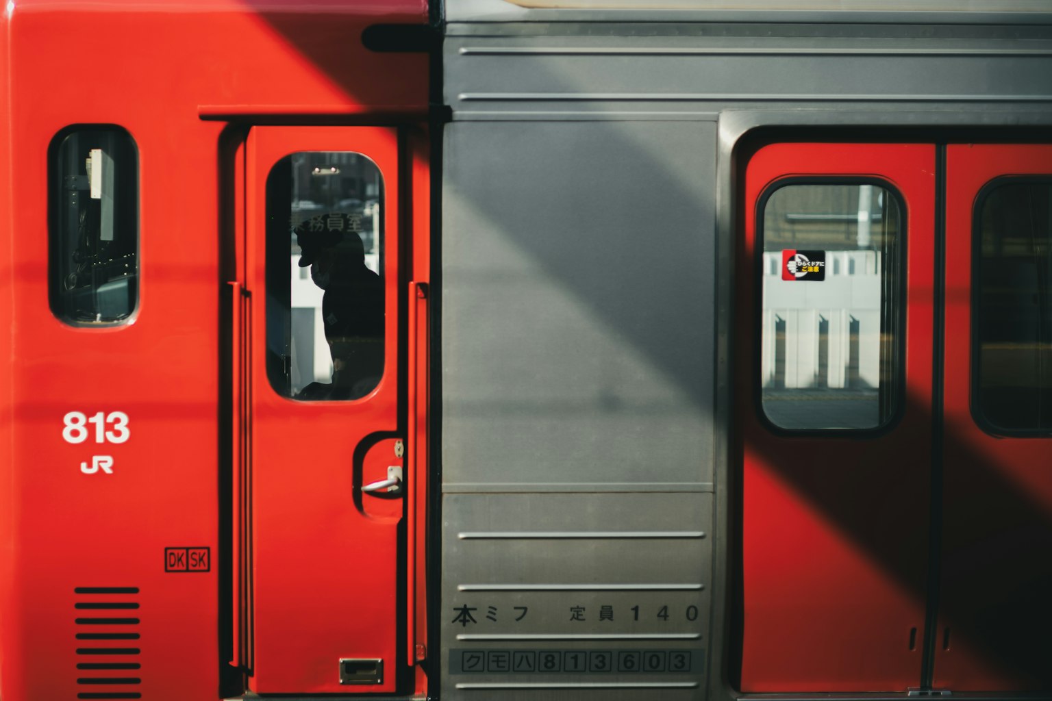 紅色火車門和金屬車廂側面的特寫