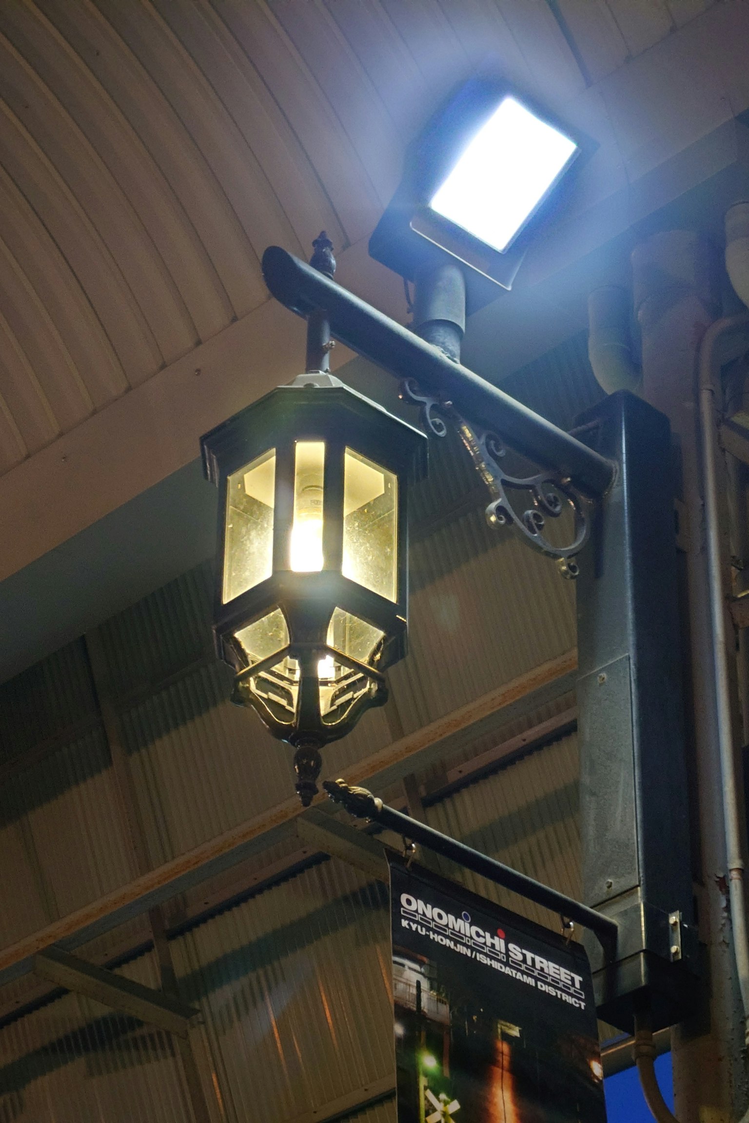 Una farola con una linterna vintage y un foco moderno