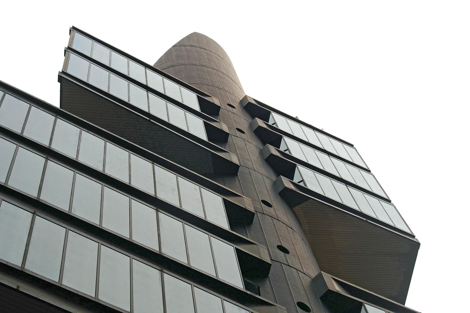 Edificio moderno con facciata allungata e balconi in vetro