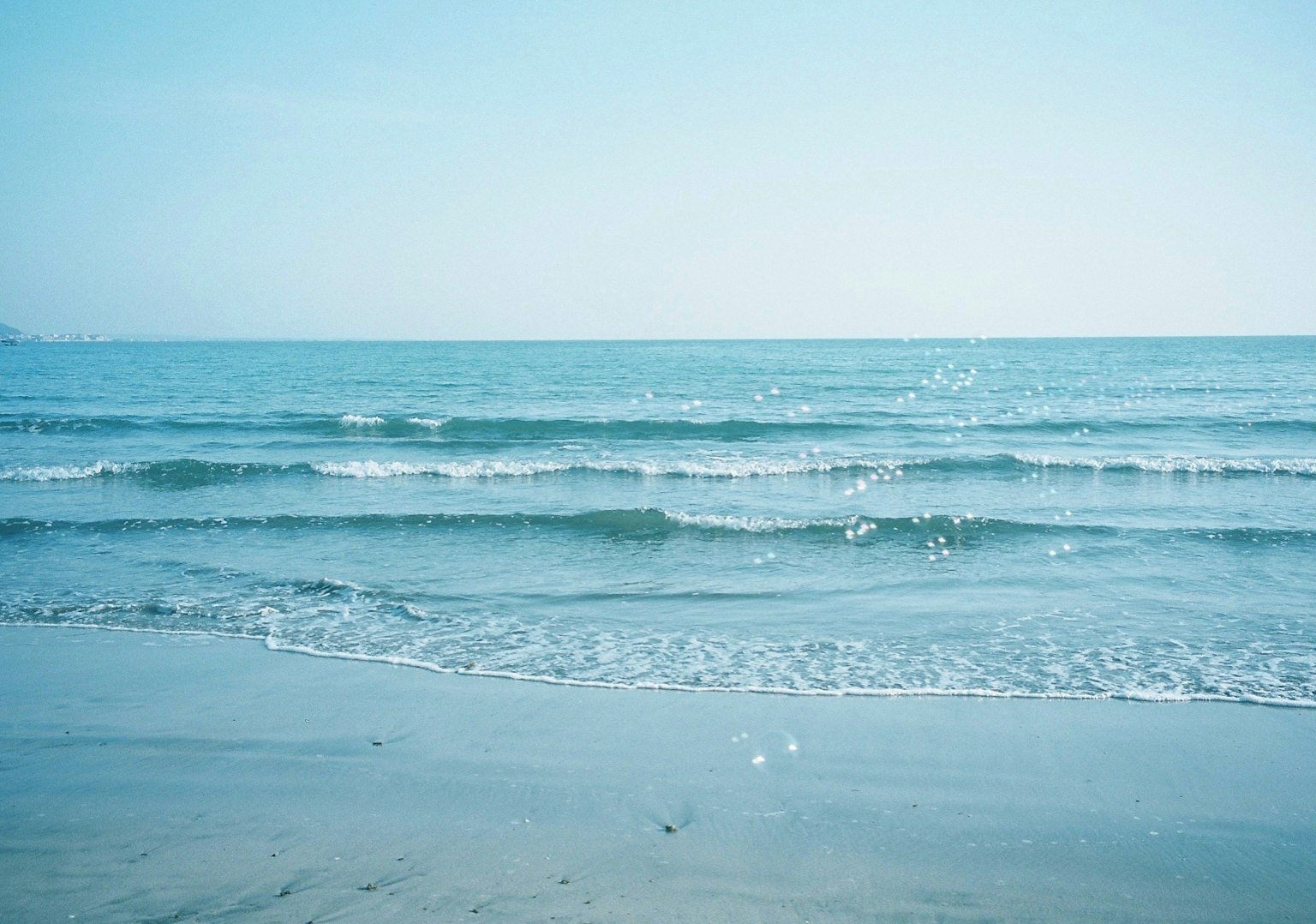 Onde calme che si infrangono su un paesaggio oceanico blu
