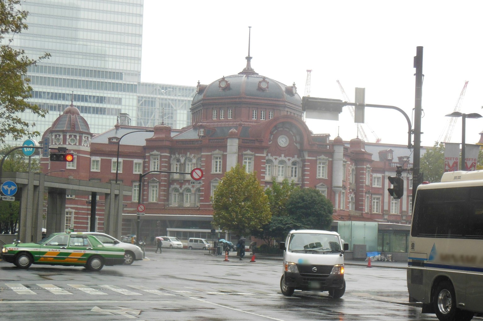 Die rote Backsteinarchitektur des Tokyoter Bahnhofs mit modernen Gebäuden im Hintergrund