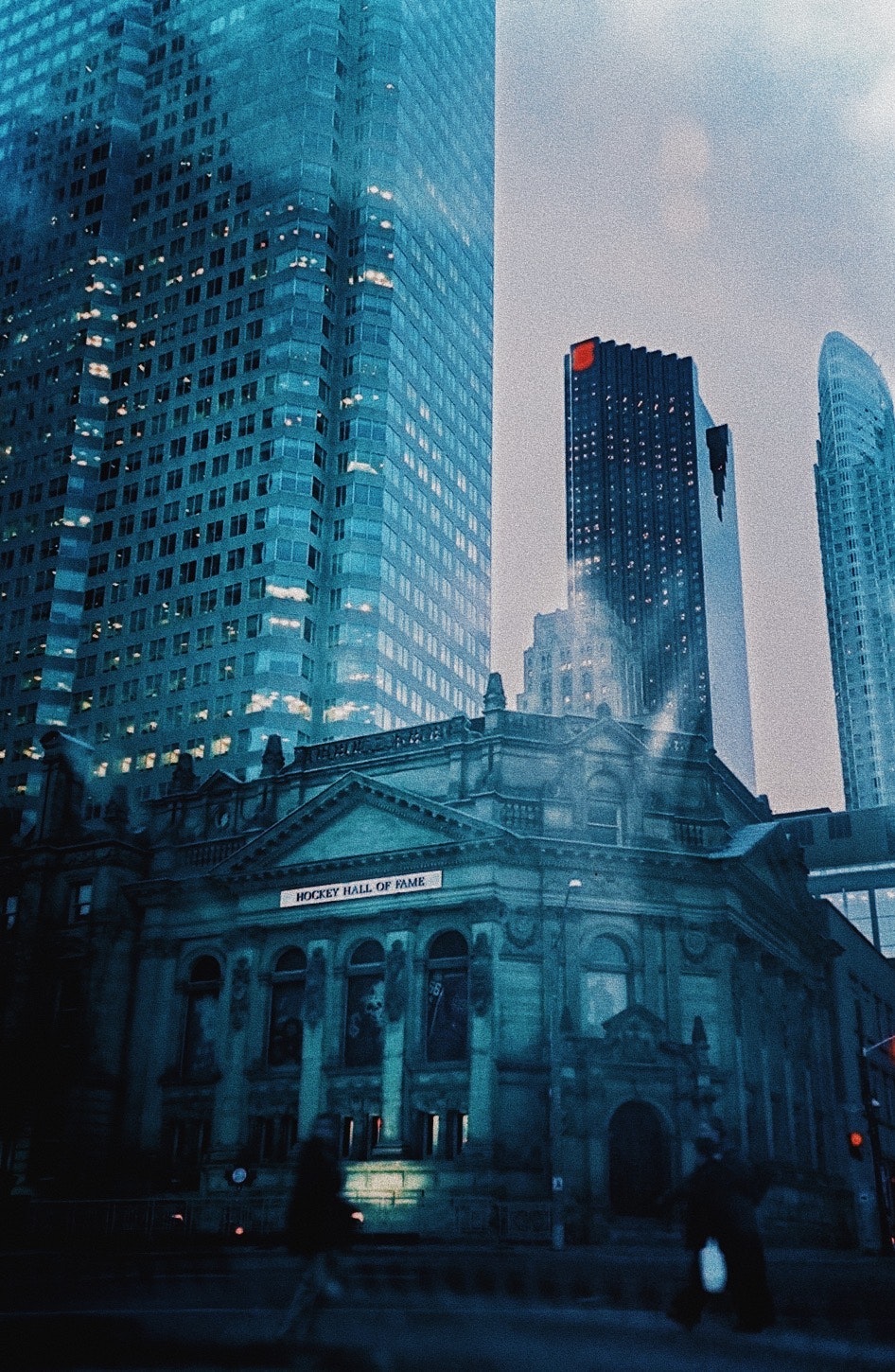 Paesaggio urbano con grattacieli e un edificio storico