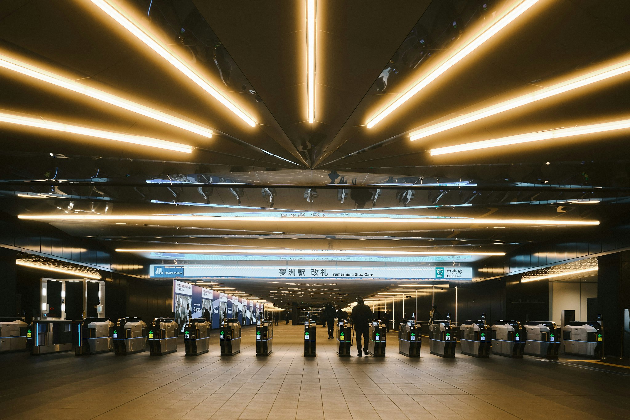 改札口の自動改札機が並ぶ駅構内