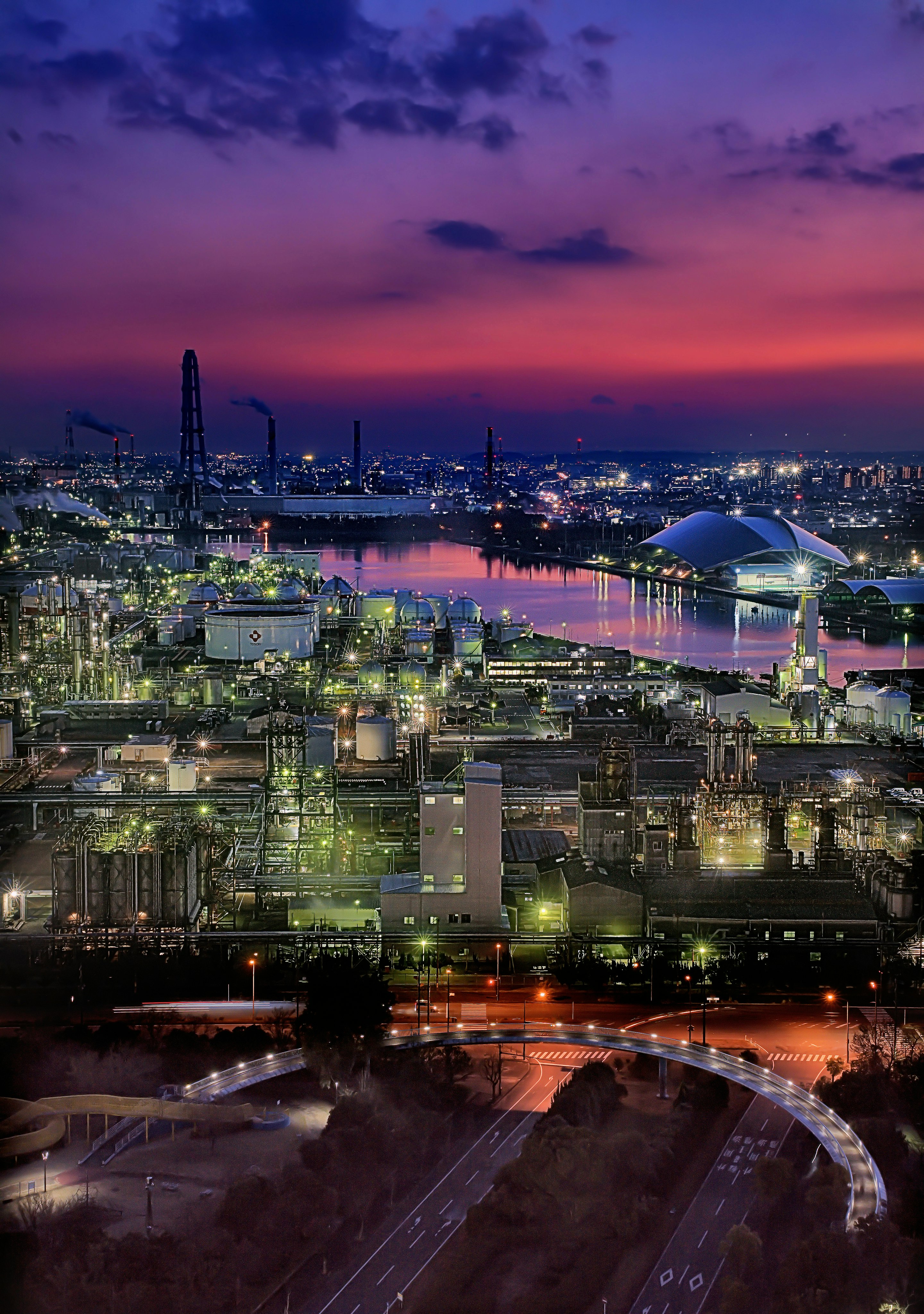 四日市港と工場群の夕焼け夜景