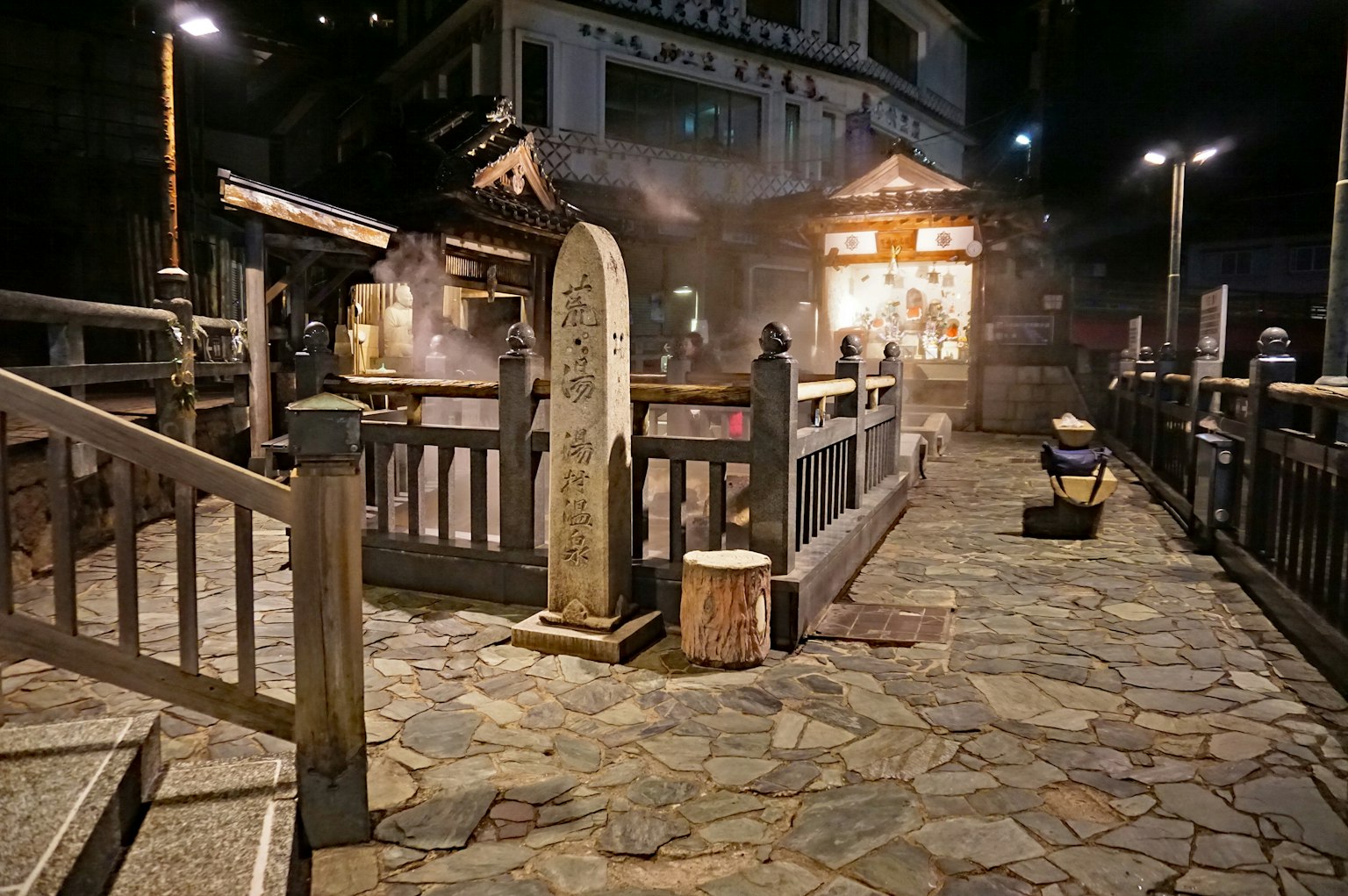 夜晚温泉小镇景观，有石铺和木桥