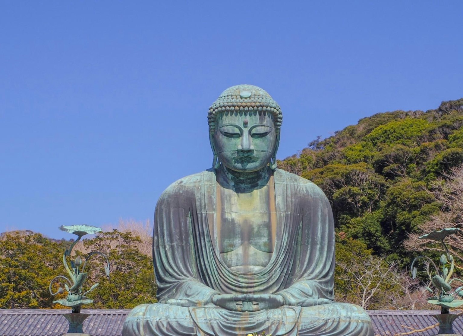 Große Buddha-Statue unter einem klaren blauen Himmel
