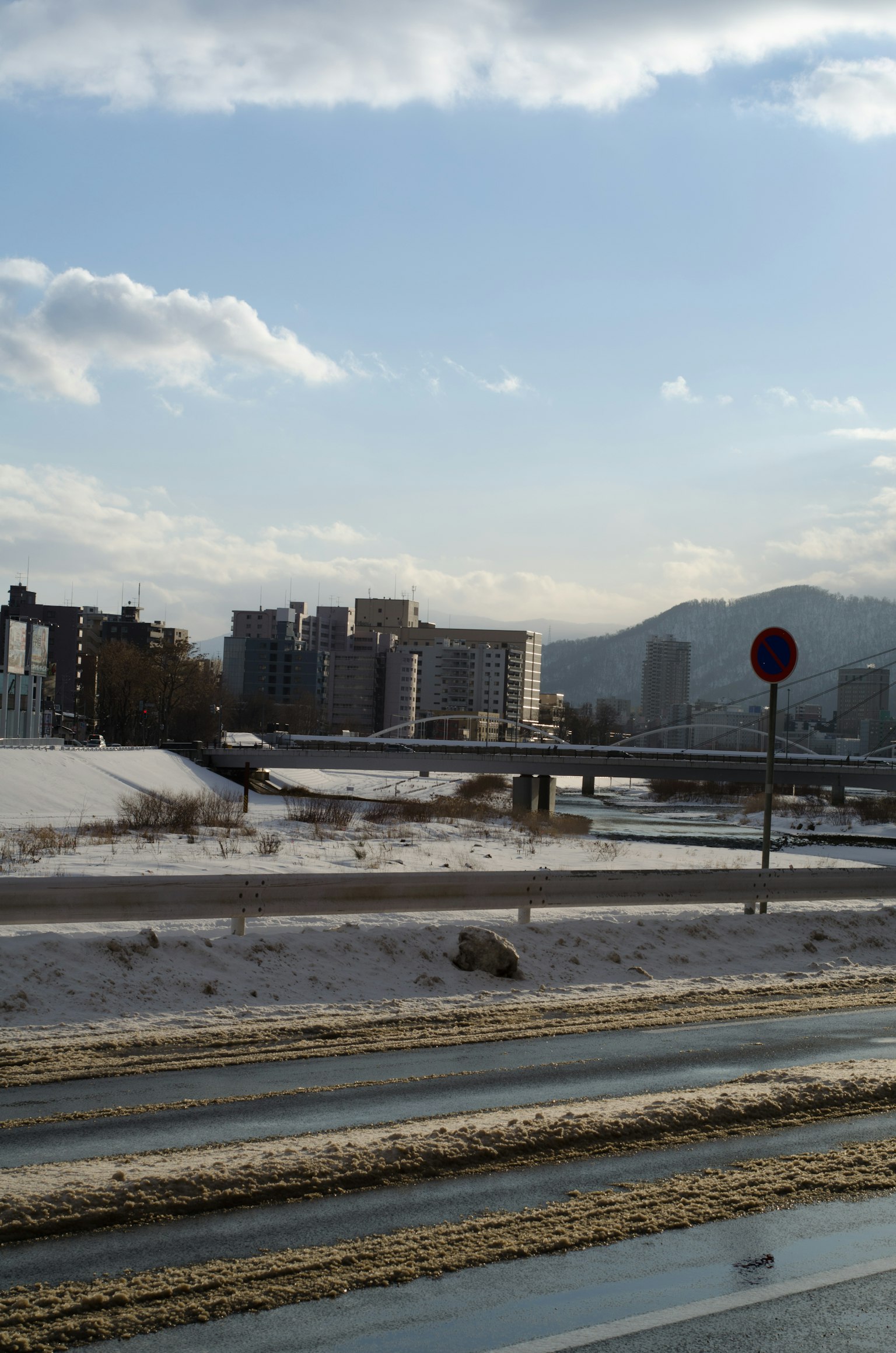 Scène d'hiver avec route enneigée et bâtiments