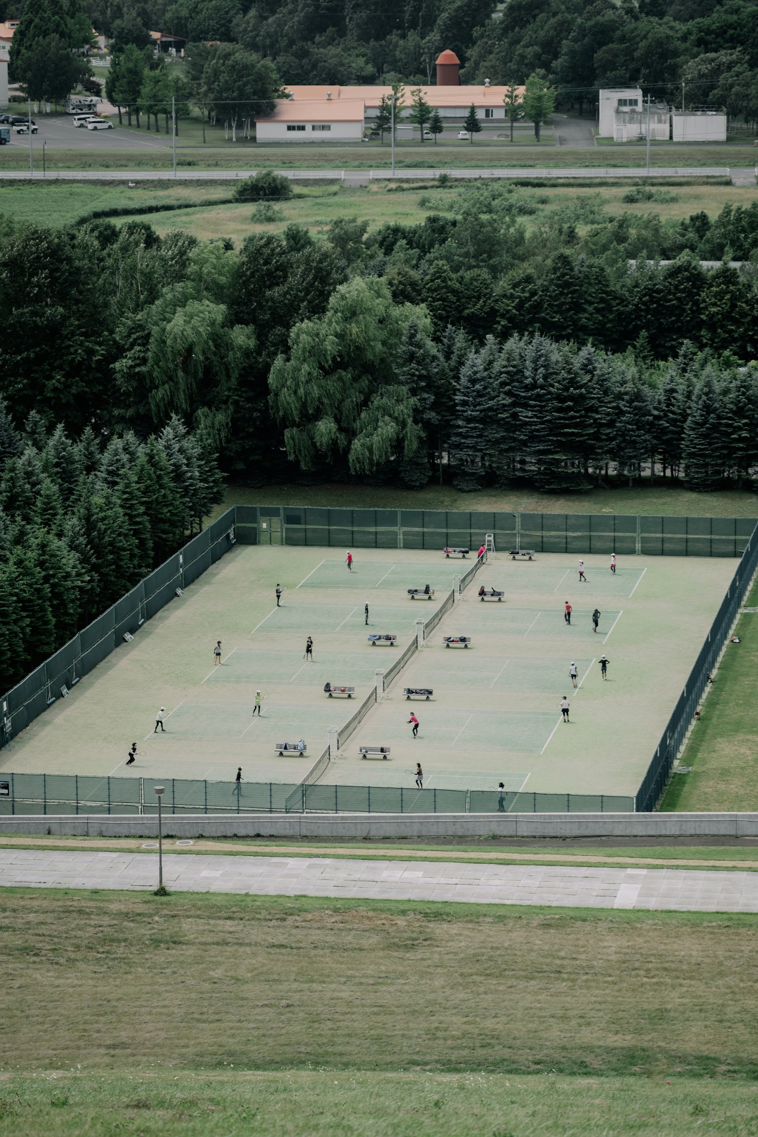 Góc nhìn từ trên không của sân tennis với các vận động viên đang thi đấu