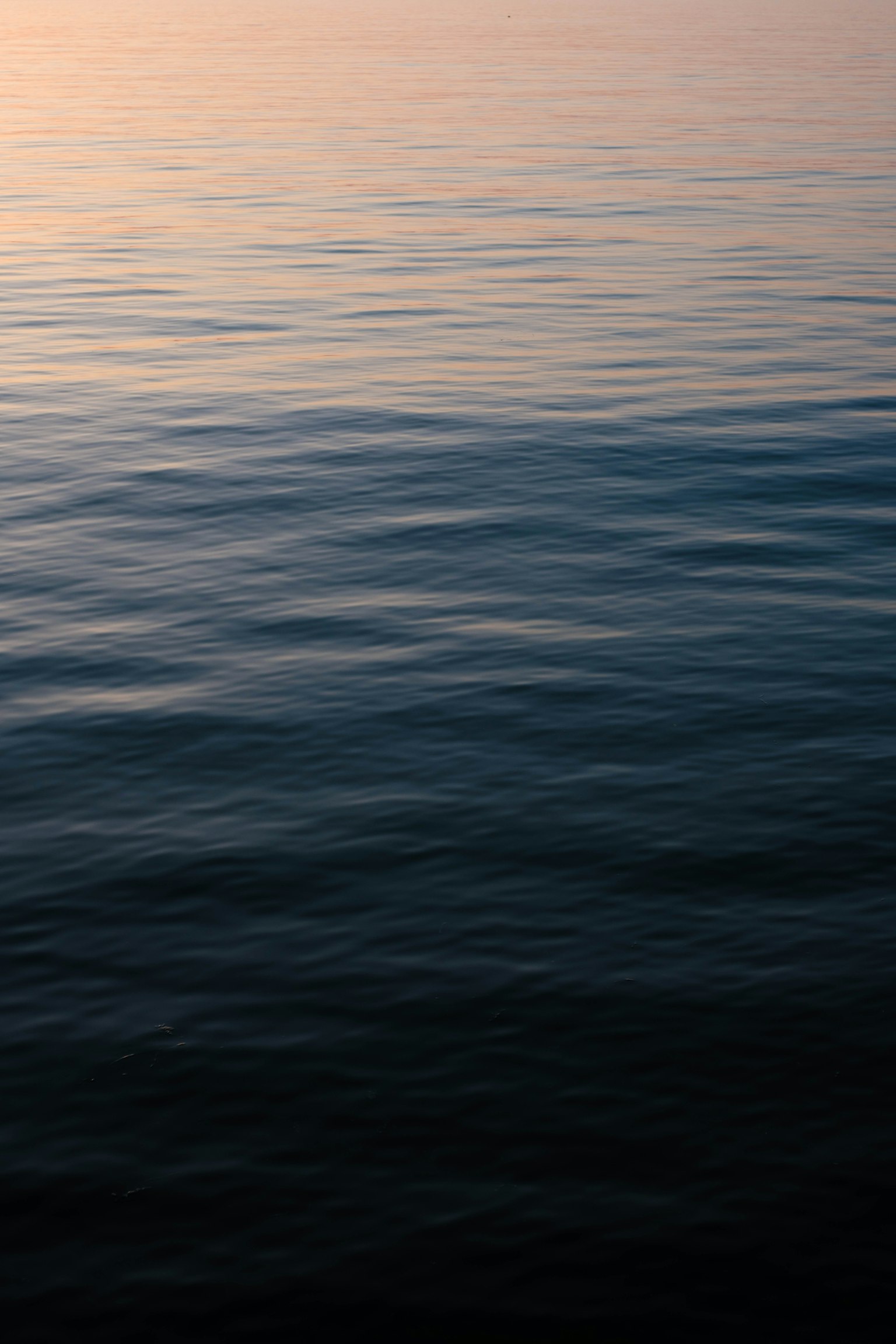 Surface d'eau calme avec des ondulations douces et des teintes douces