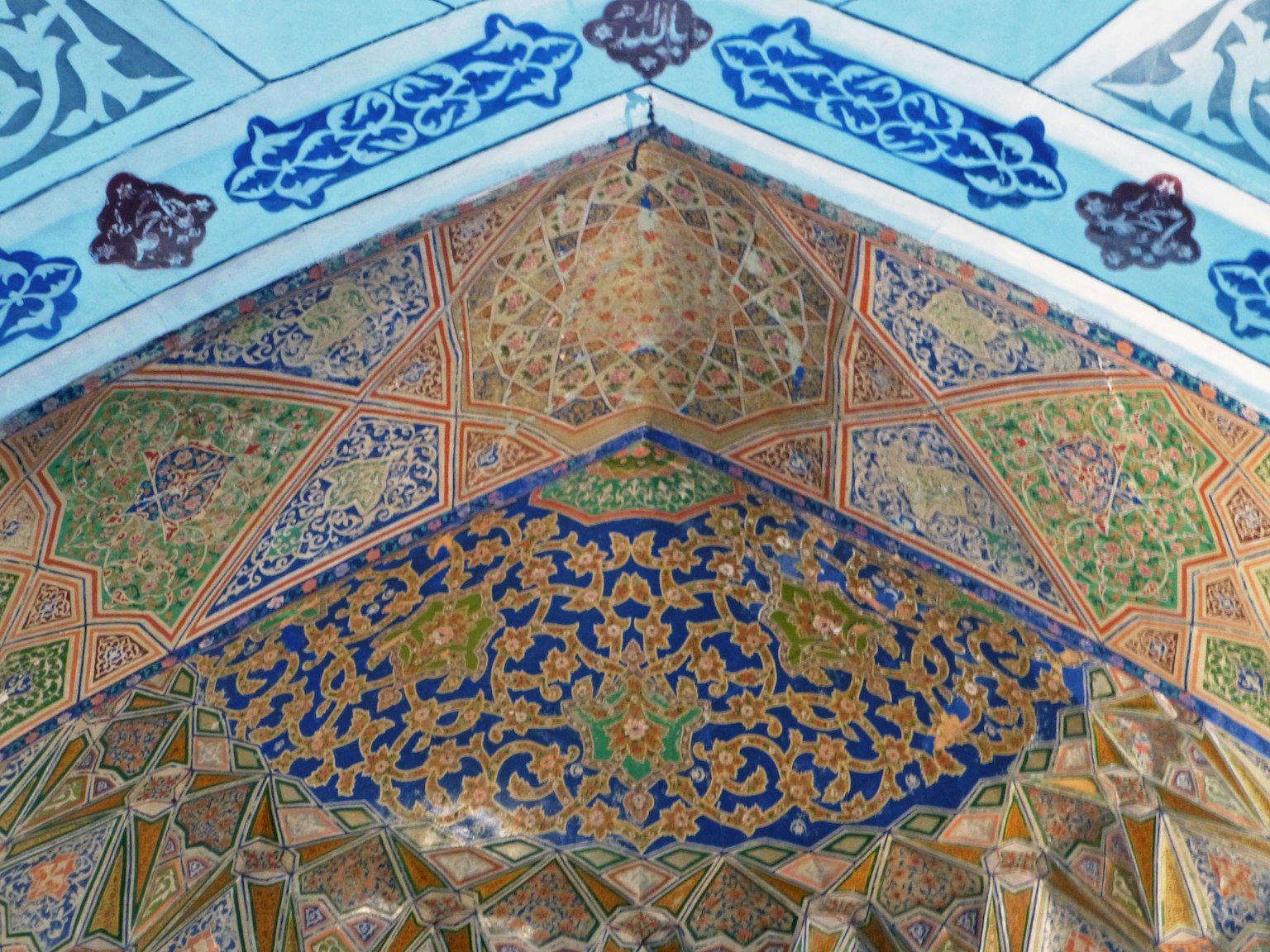 Wunderschöne Deckendekoration mit Mosaiken und lebendigen Farben