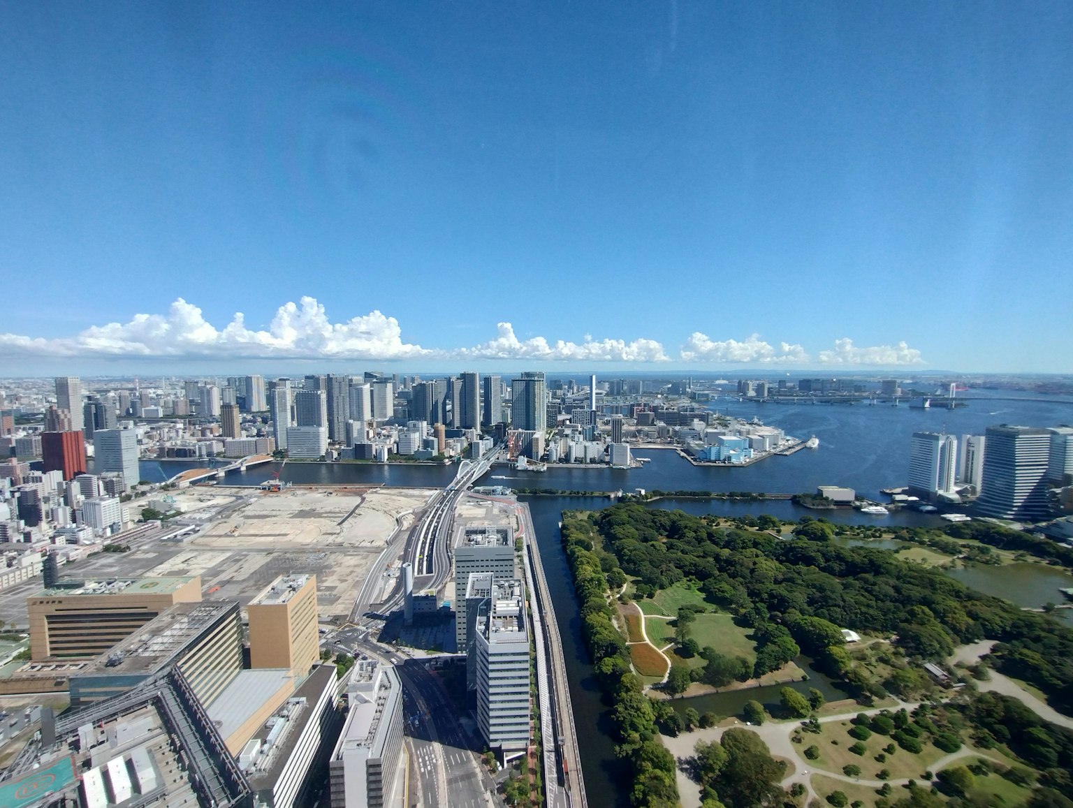 東京灣和城市天際線的景觀，晴朗的藍天和雲朵