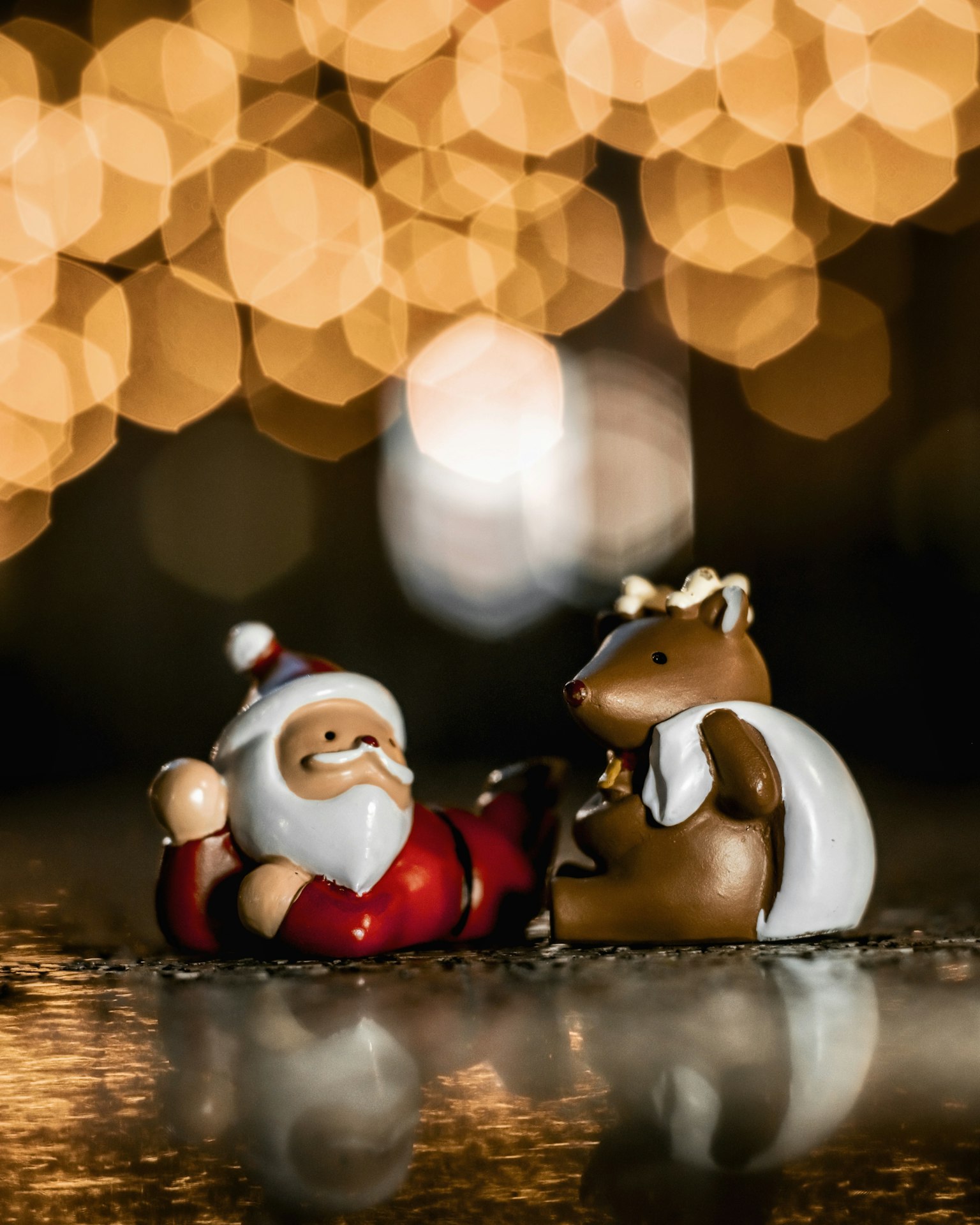 Figuras de Santa Claus y una ardilla frente a un fondo brillante
