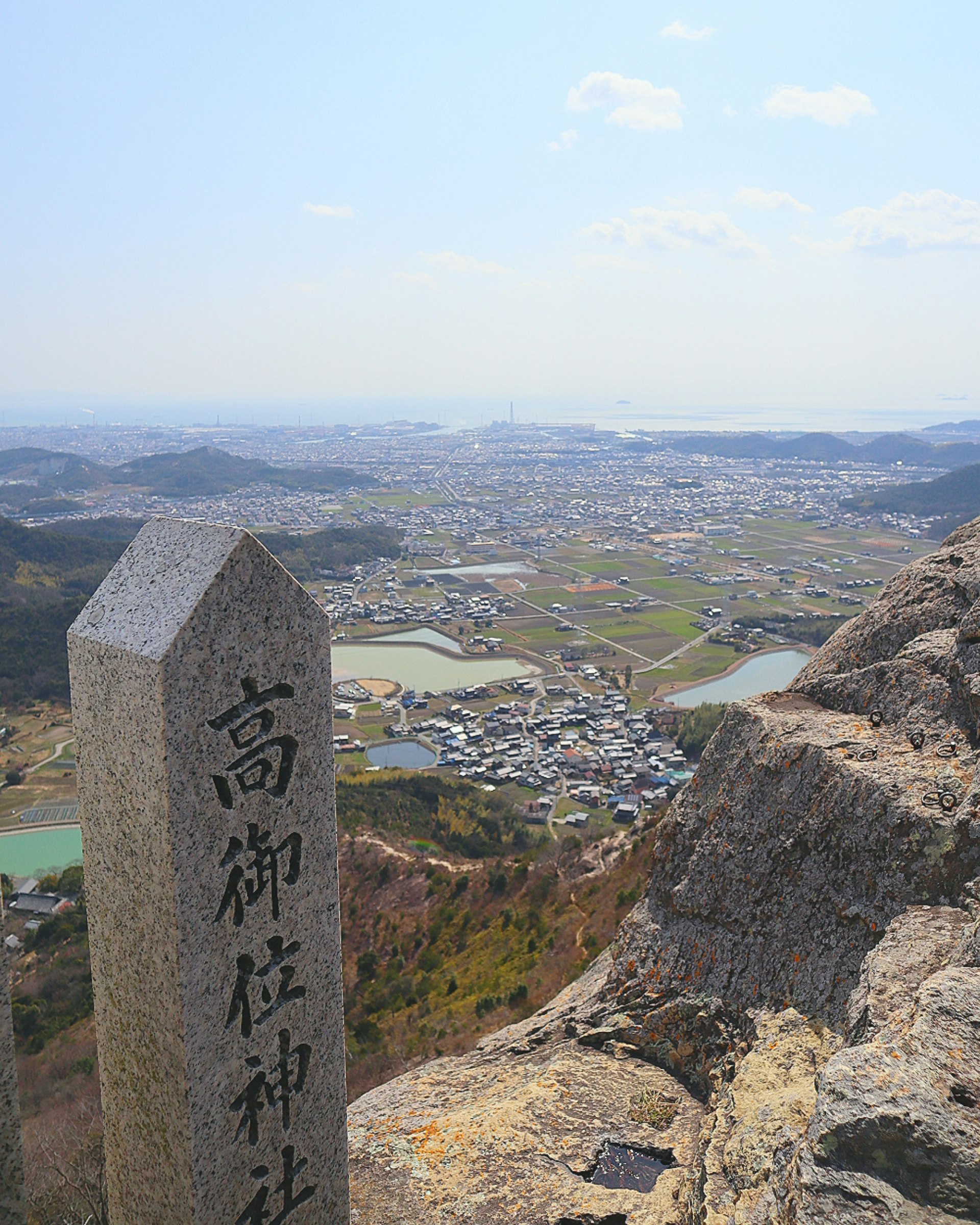 高御位山の山頂から見下ろす岩山と町並みの景色