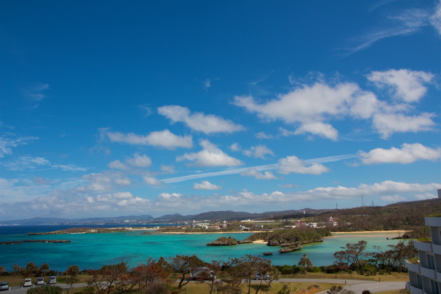 Vista panoramica di acque turchesi e cielo blu con nuvole