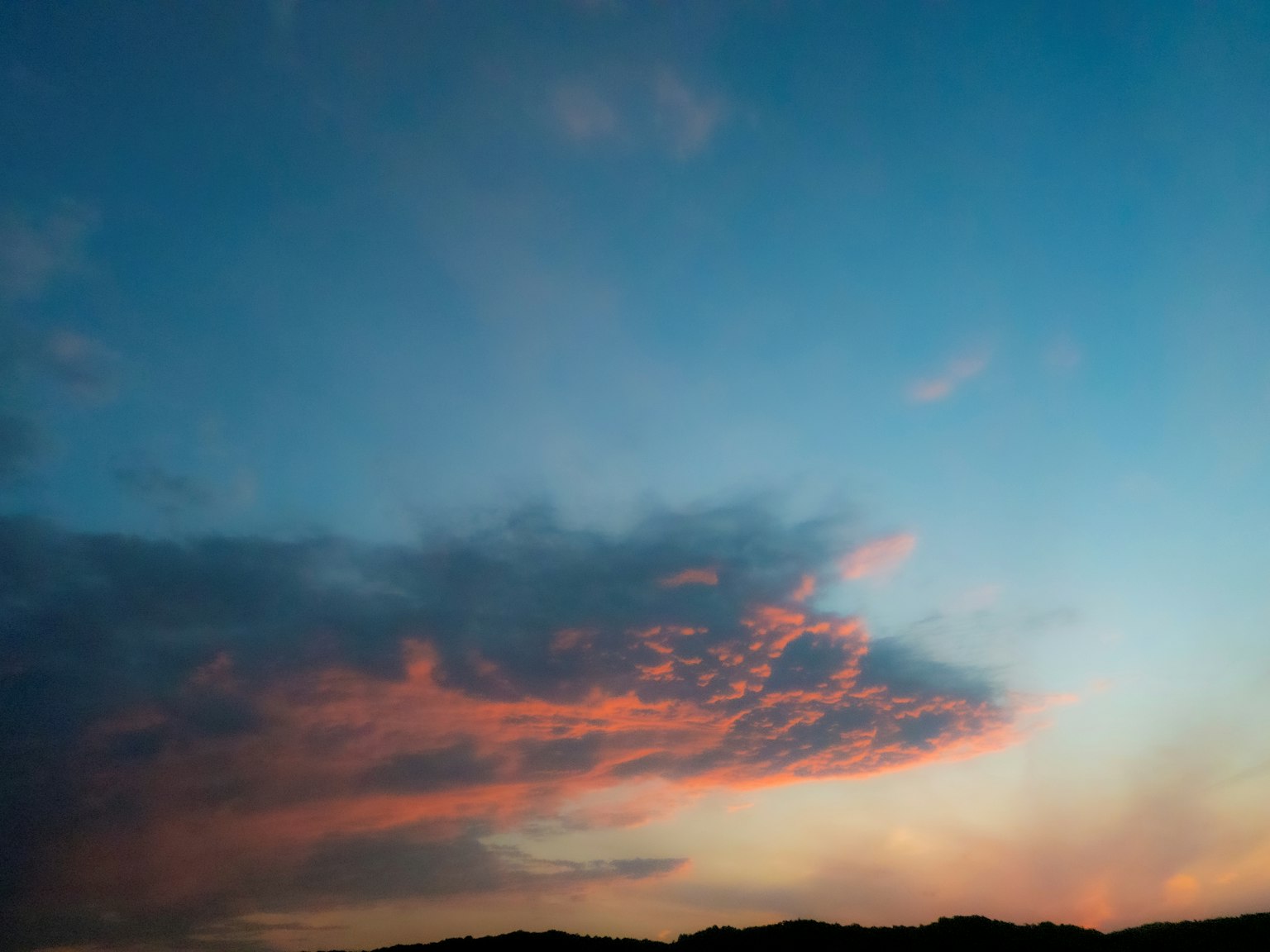 Nuvole colorate che fluttuano in un cielo al tramonto