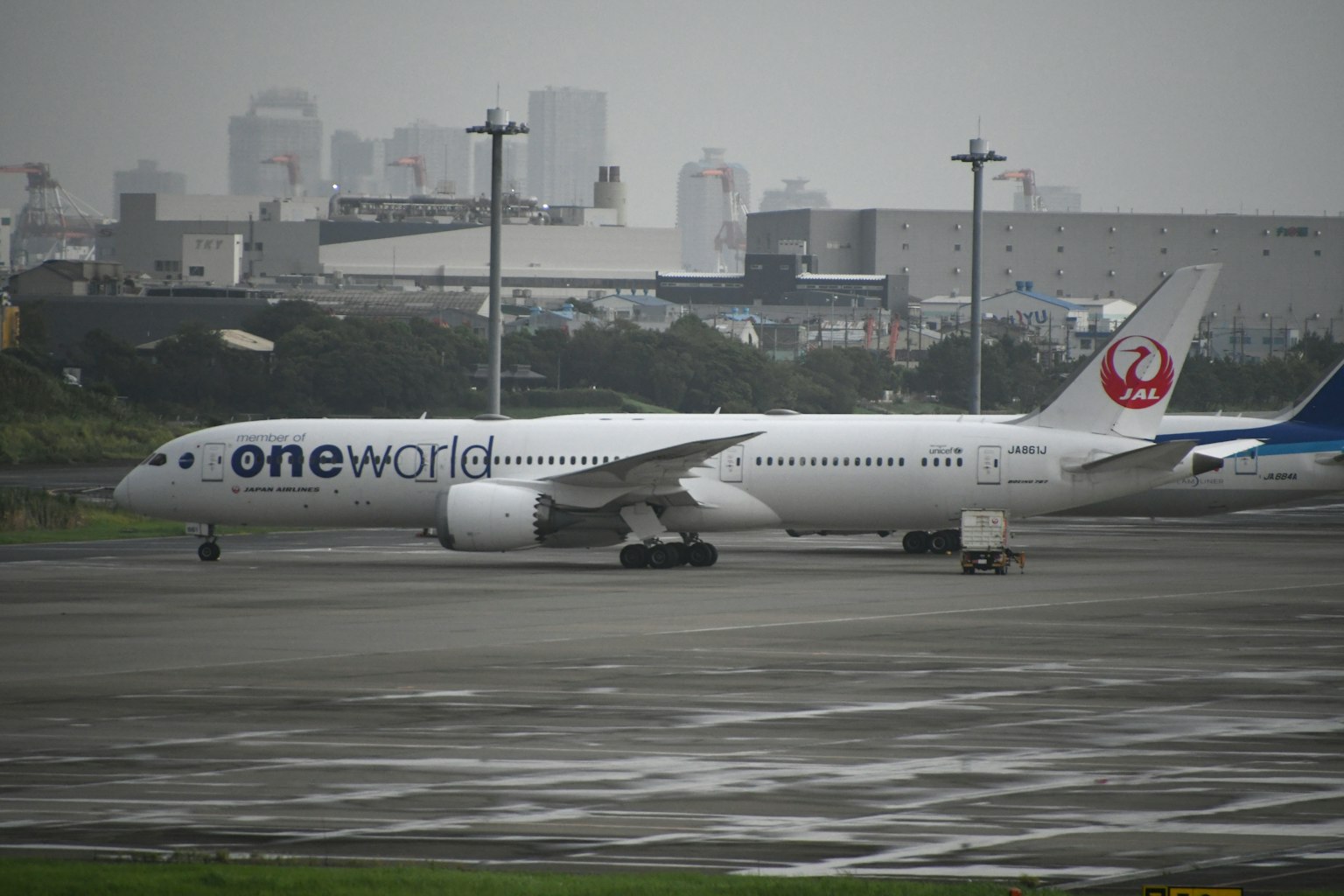 雨天的机场跑道上的日本航空波音777