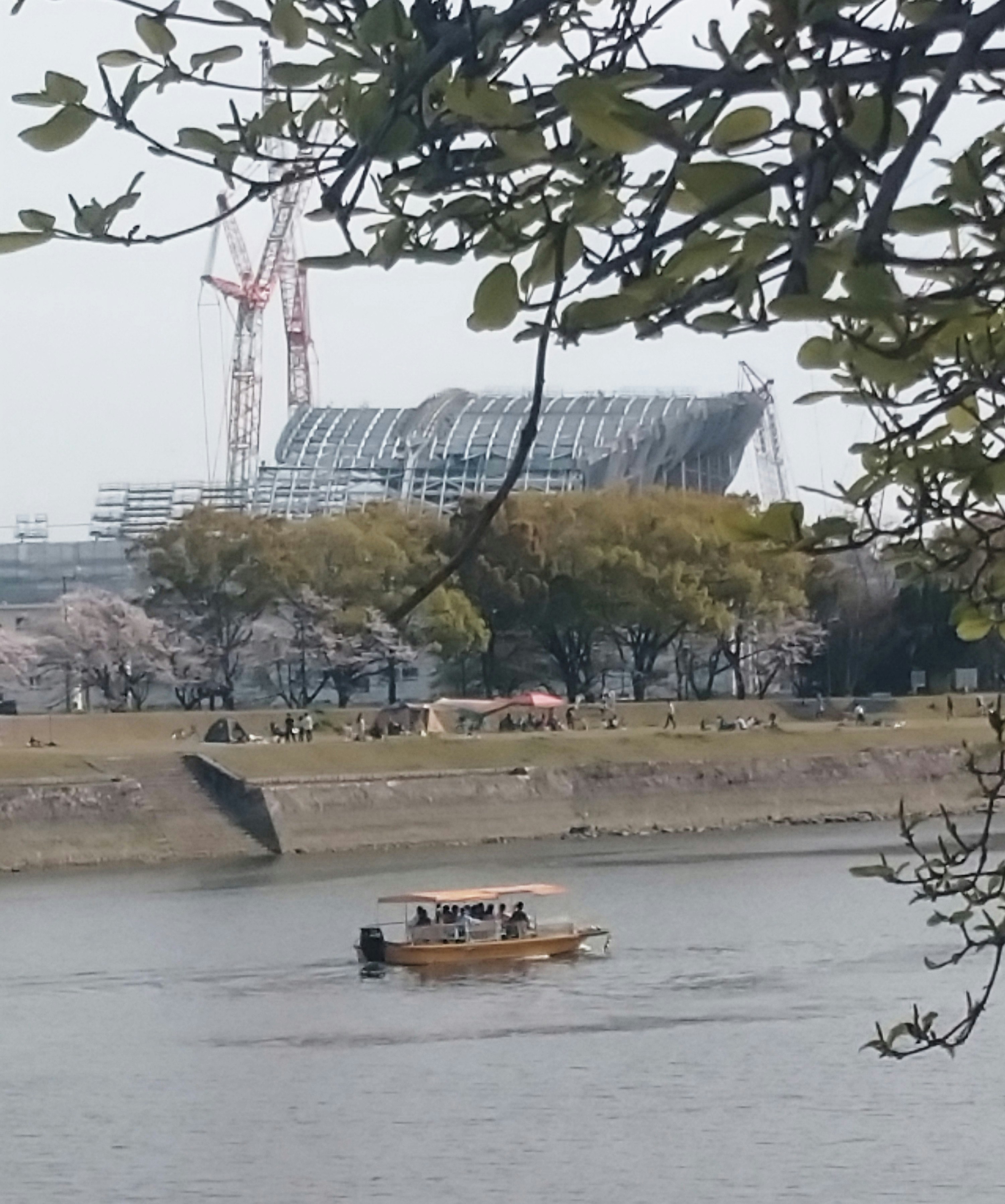 川沿いを進む遊覧船と河岸の景色
