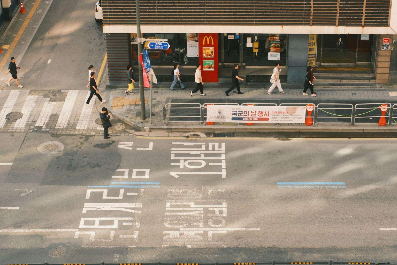 人們在繁忙街道上的麥當勞店前走過