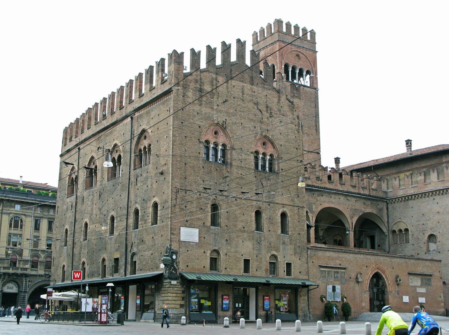 Bangunan bersejarah di Bologna dengan menara khas dan jendela melengkung
