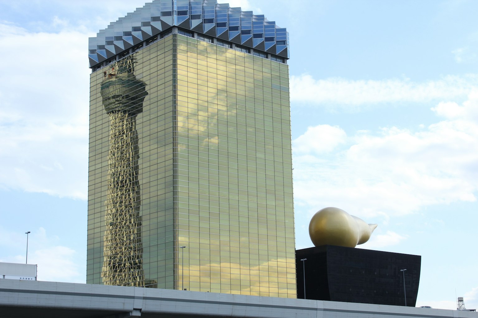 Rascacielos dorado de Jacksonville y su escultura única