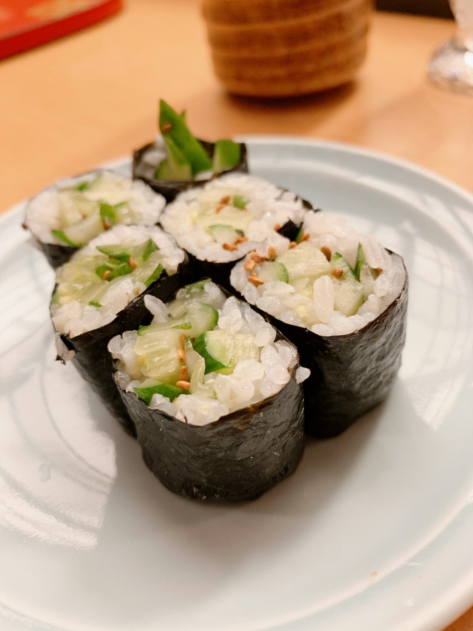 放置在盤子上的綠色蔬菜壽司卷