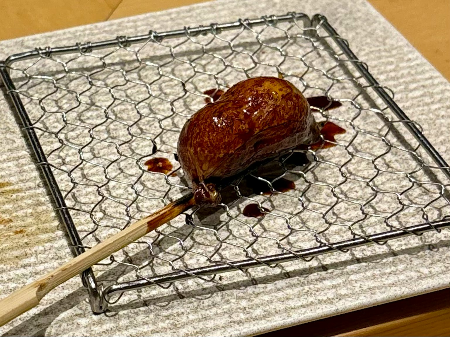 Daging tusuk bakar di atas rak kawat