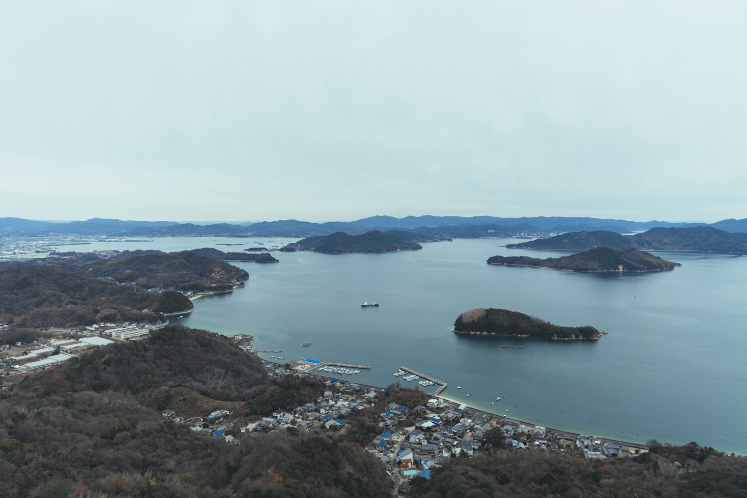 Vista panoramica del mare e delle isole sotto un cielo nuvoloso con superficie dell'acqua calma