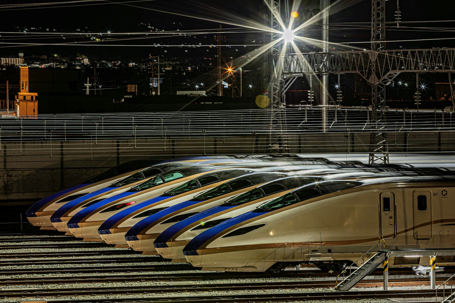 แถวของรถไฟชินคันเซนที่จอดอยู่ในเวลากลางคืน