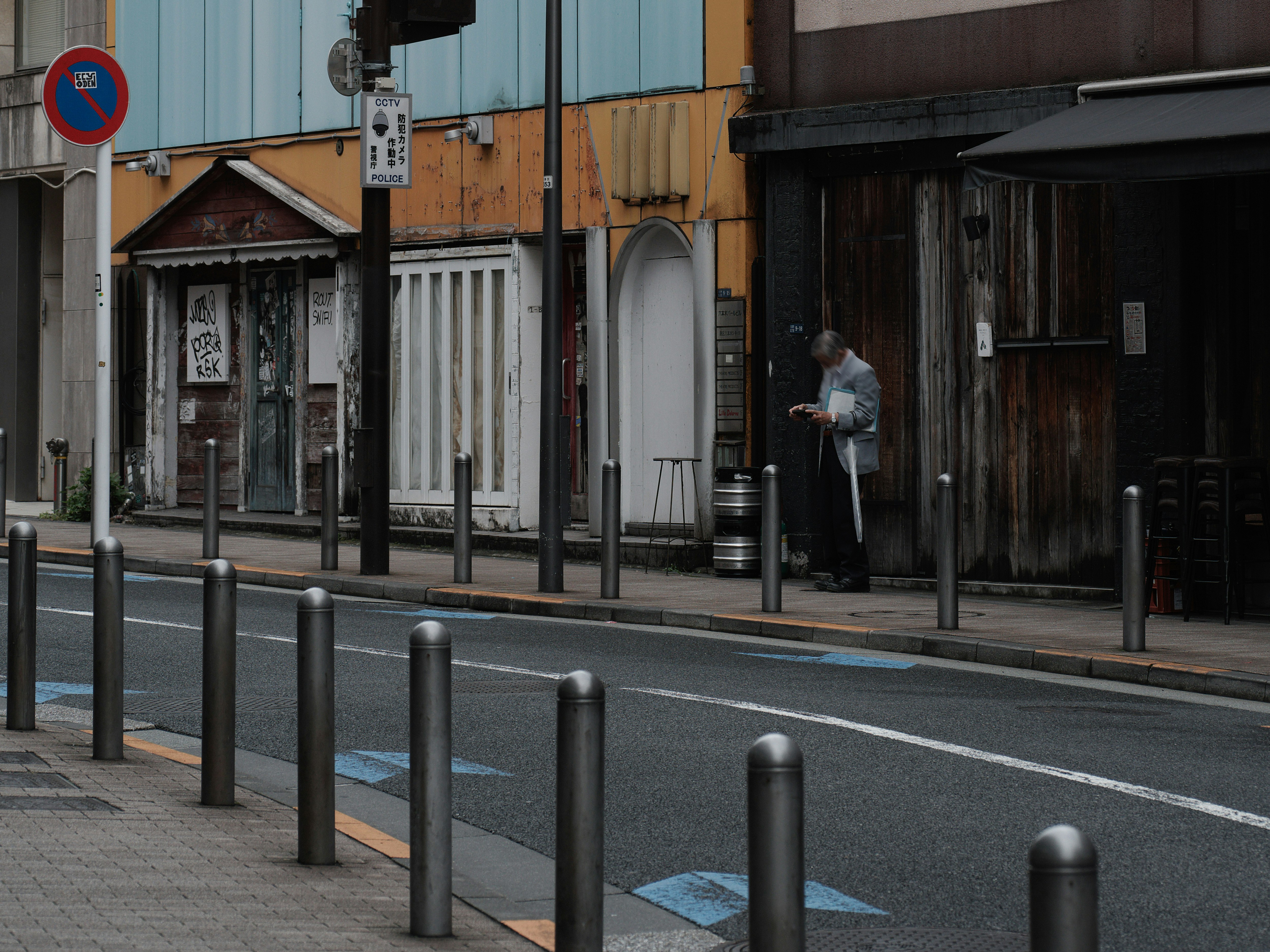 六本木の芋洗坂の路地に面した閉店した店先の街並み