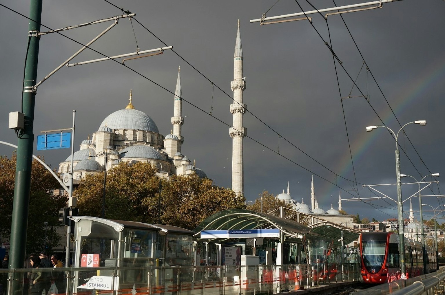 Stadtansicht mit einer schönen Moschee und einem Regenbogen