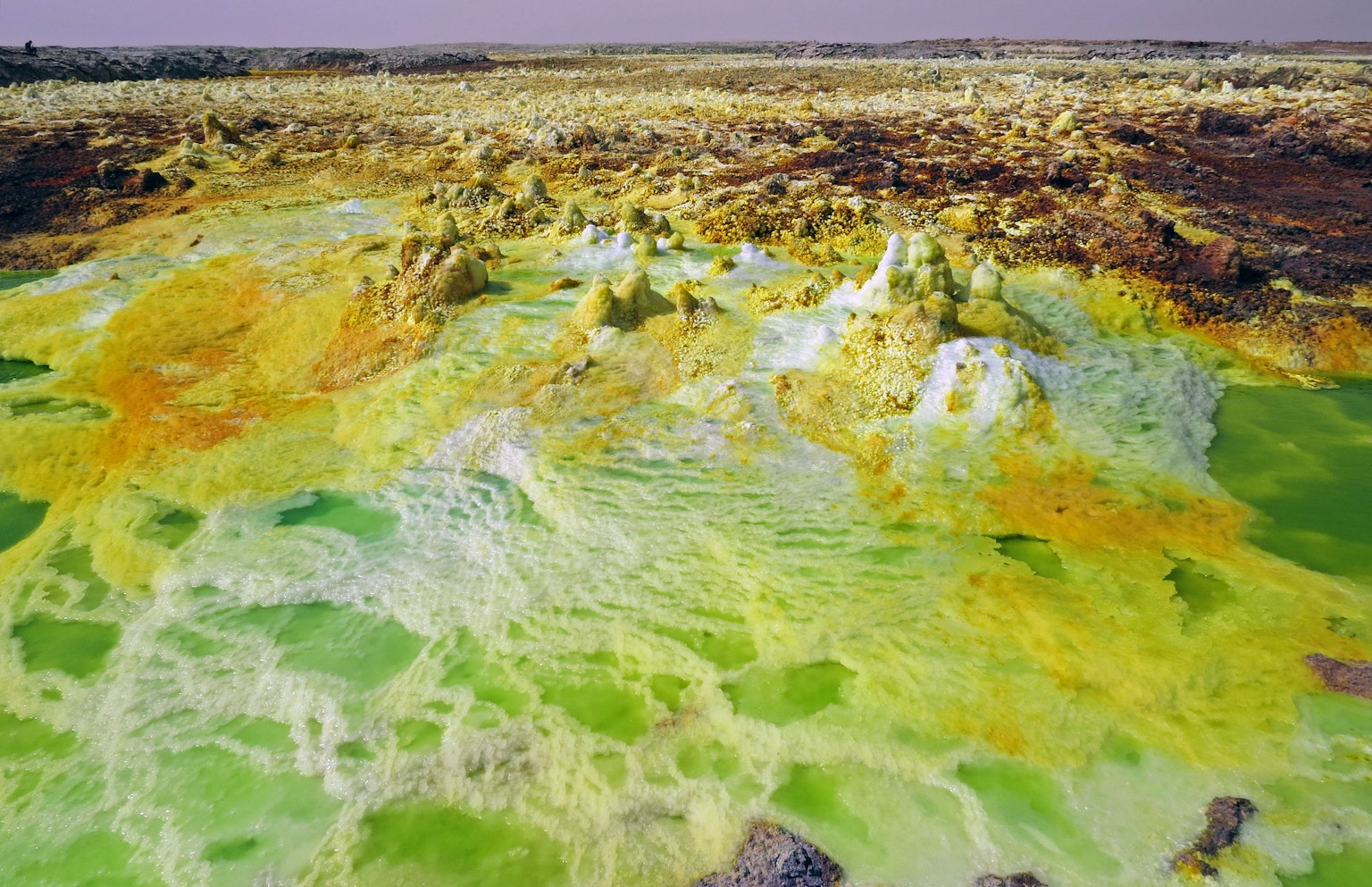 Paisaje mineral y acuático colorido en la región de Dalbakar en Turquía