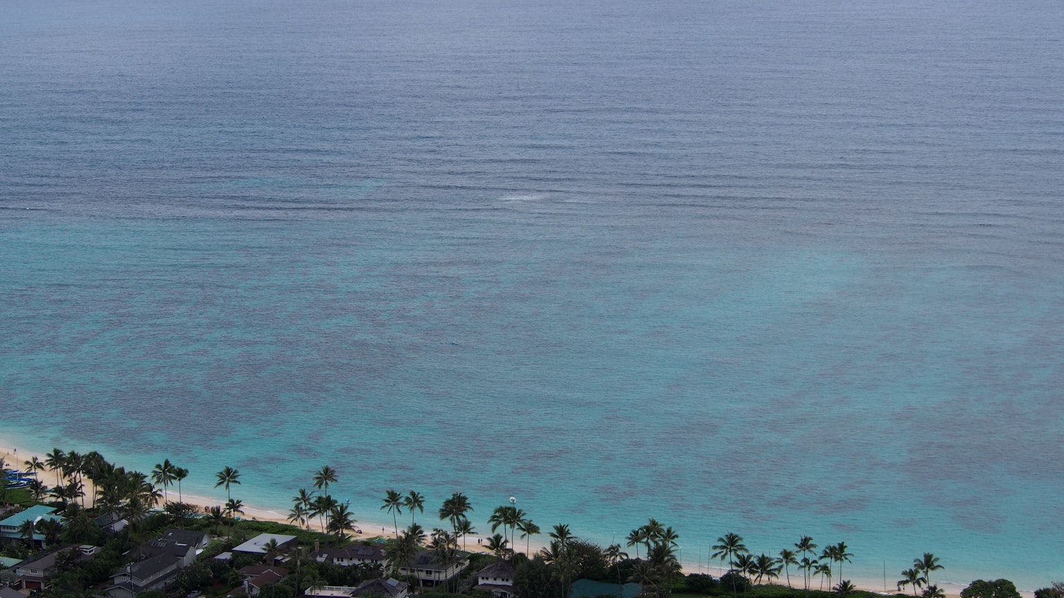 Schöne Aussicht auf den blauen Ozean und den weißen Strand