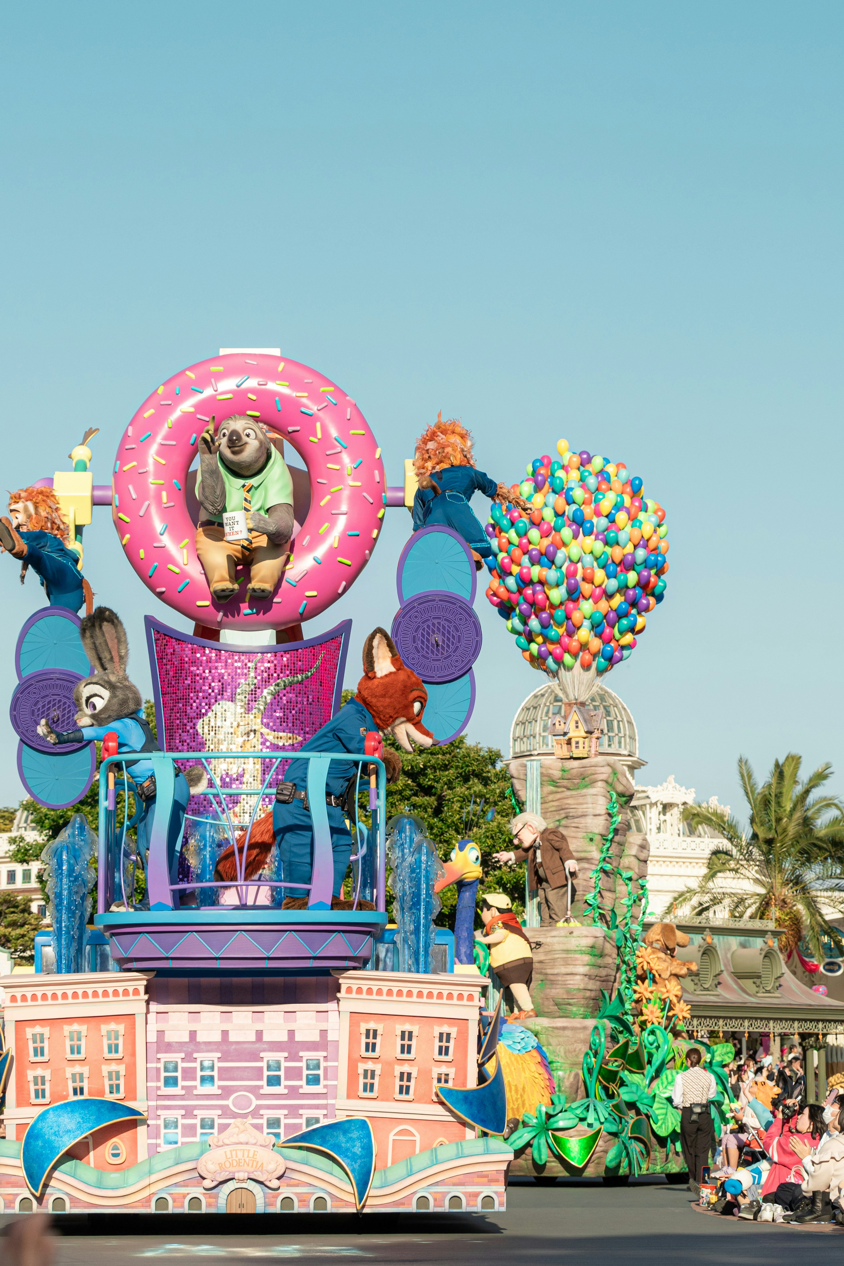 東京ディズニーランドのパレード衣装とカラフルな装飾が並ぶステージの風景