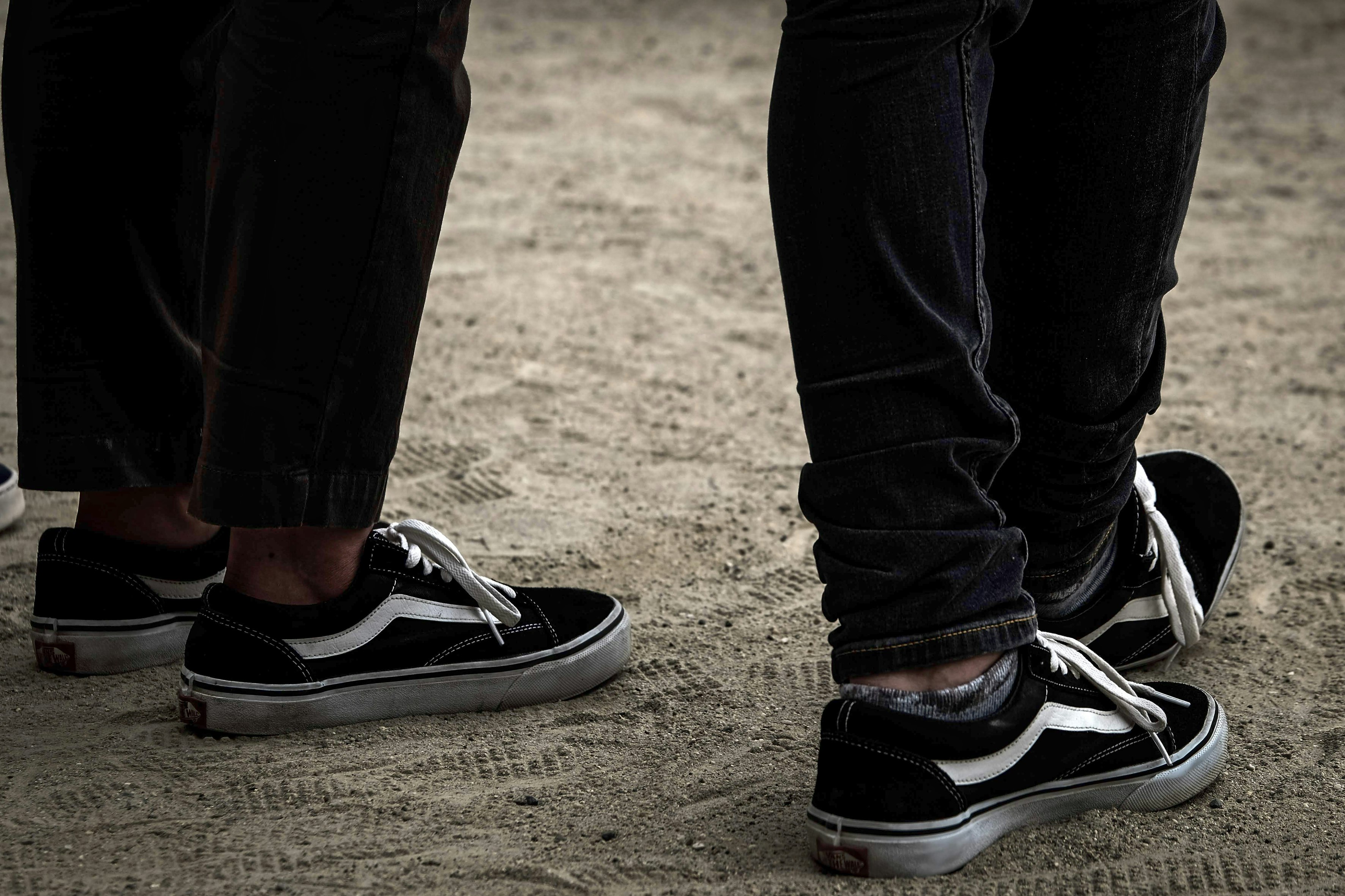 piedi con una coppia di sneakers nere abbinate