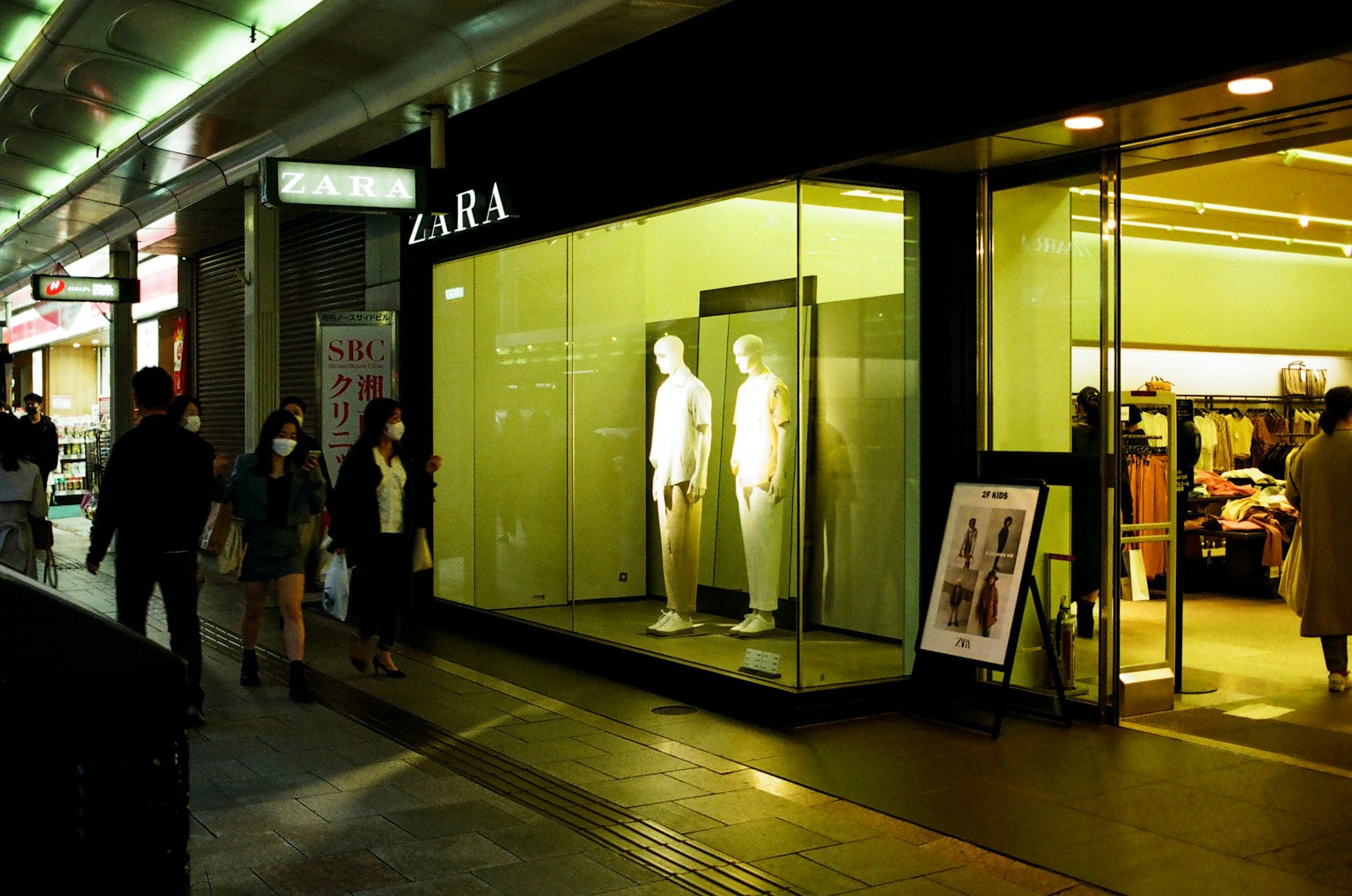 ZARA商店的外观和橱窗展示中的人形 mannequin