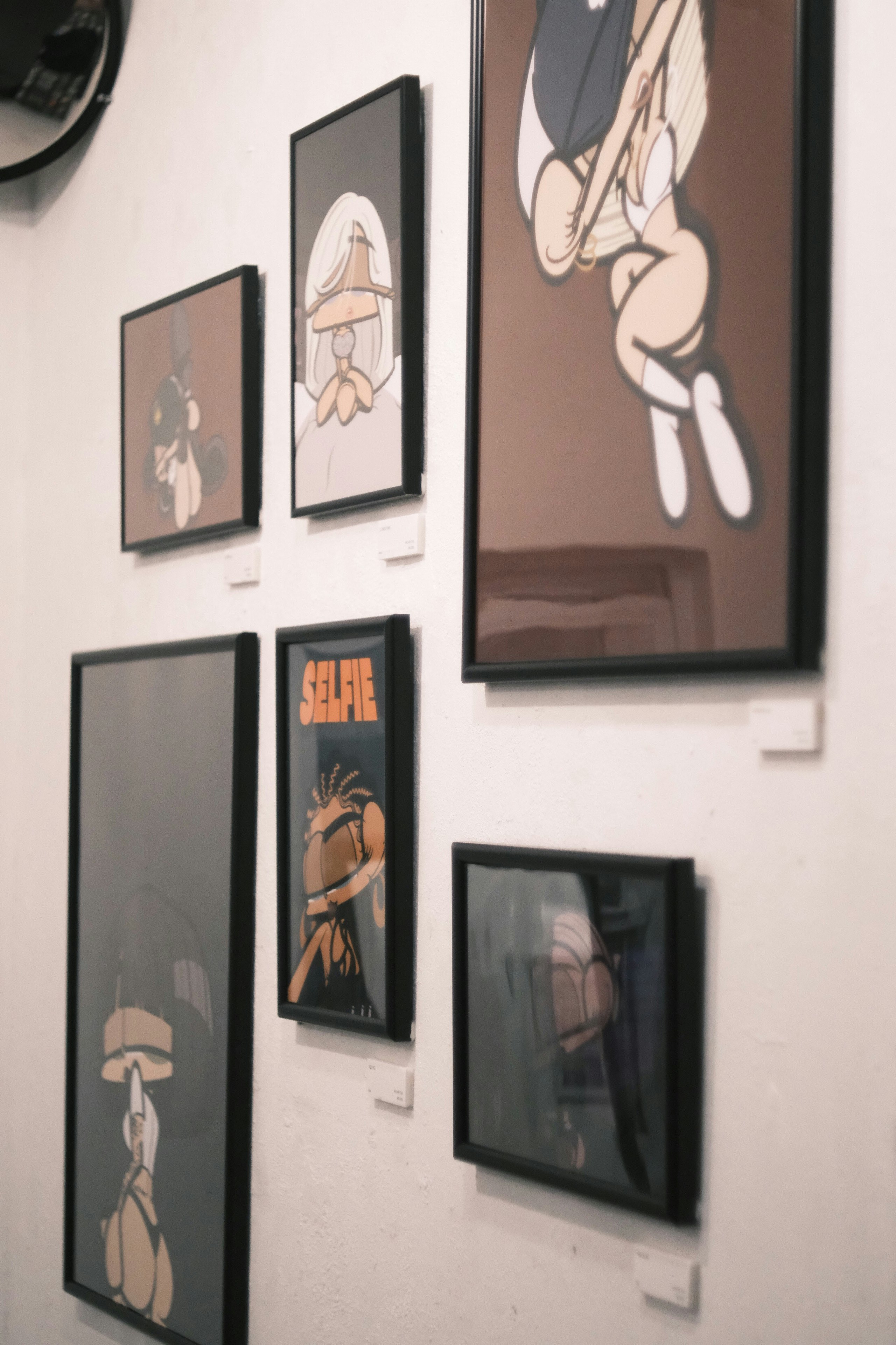 壁に並ぶアート作品の展示パネル