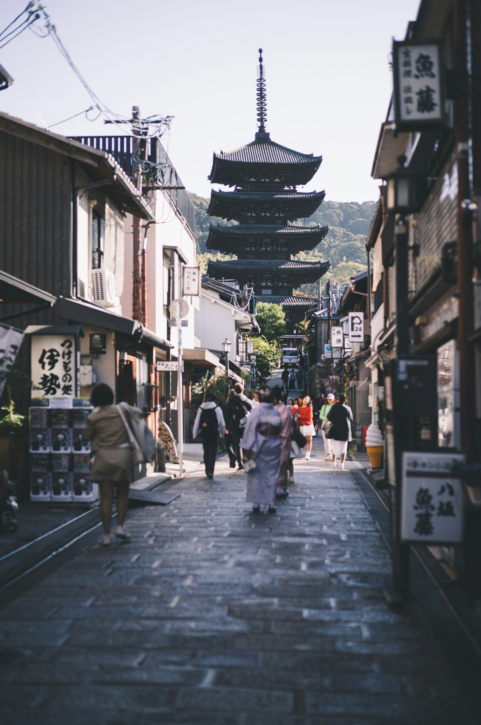 Escena de calle con arquitectura tradicional y una pagoda
