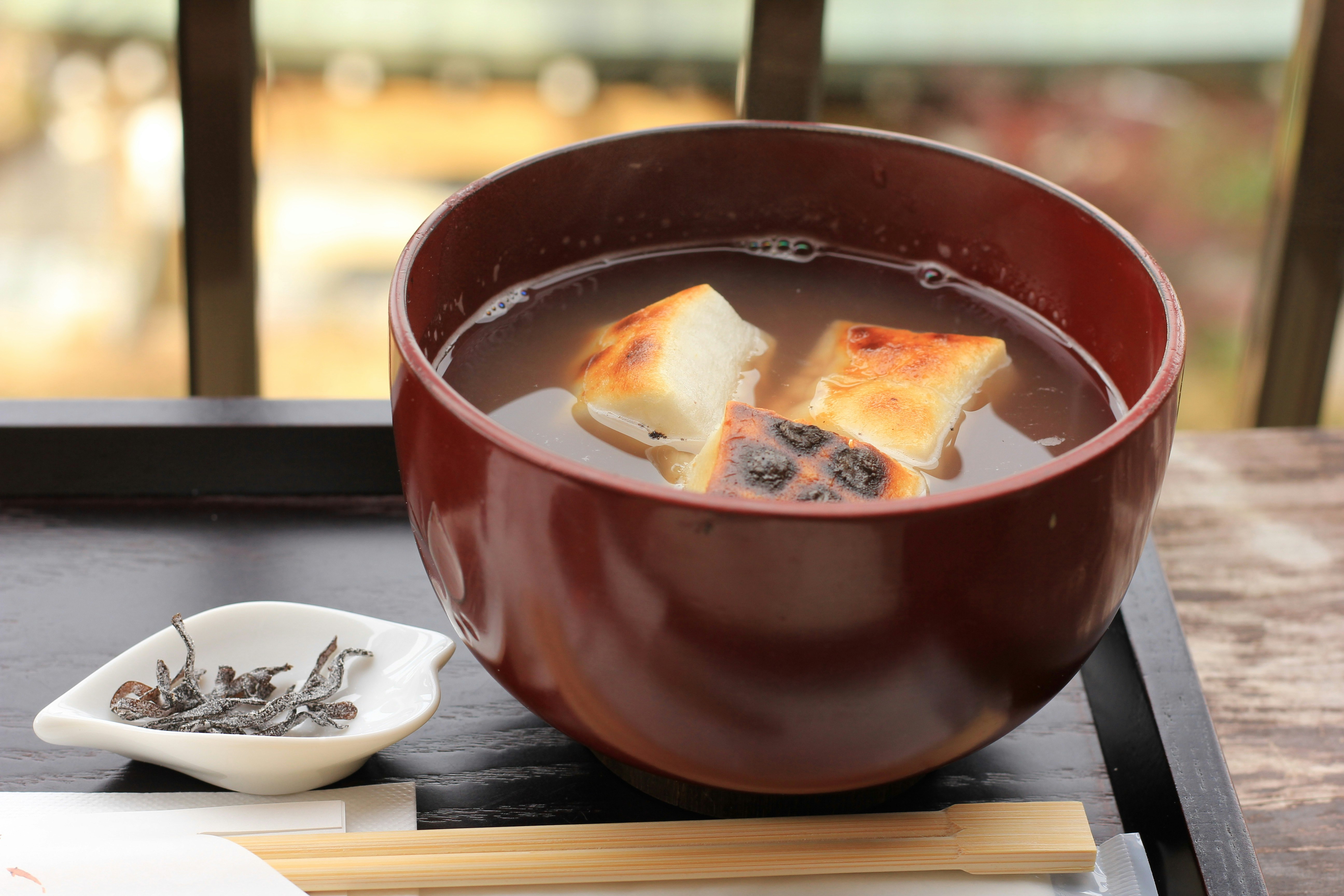 桌上碗装味噌汤，配豆腐和海藻