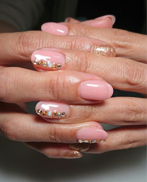 bunte Nagelkunst auf offenen Händen