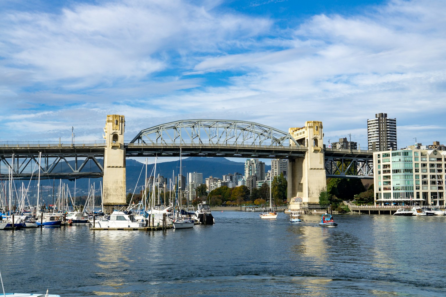 Puente Granville en Vancouver con vista del puerto y barcos bajo un cielo despejado