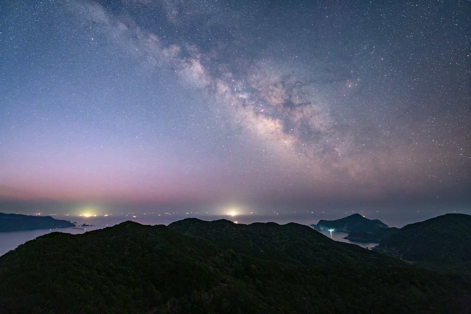 星空下山脈與銀河的壯麗景觀