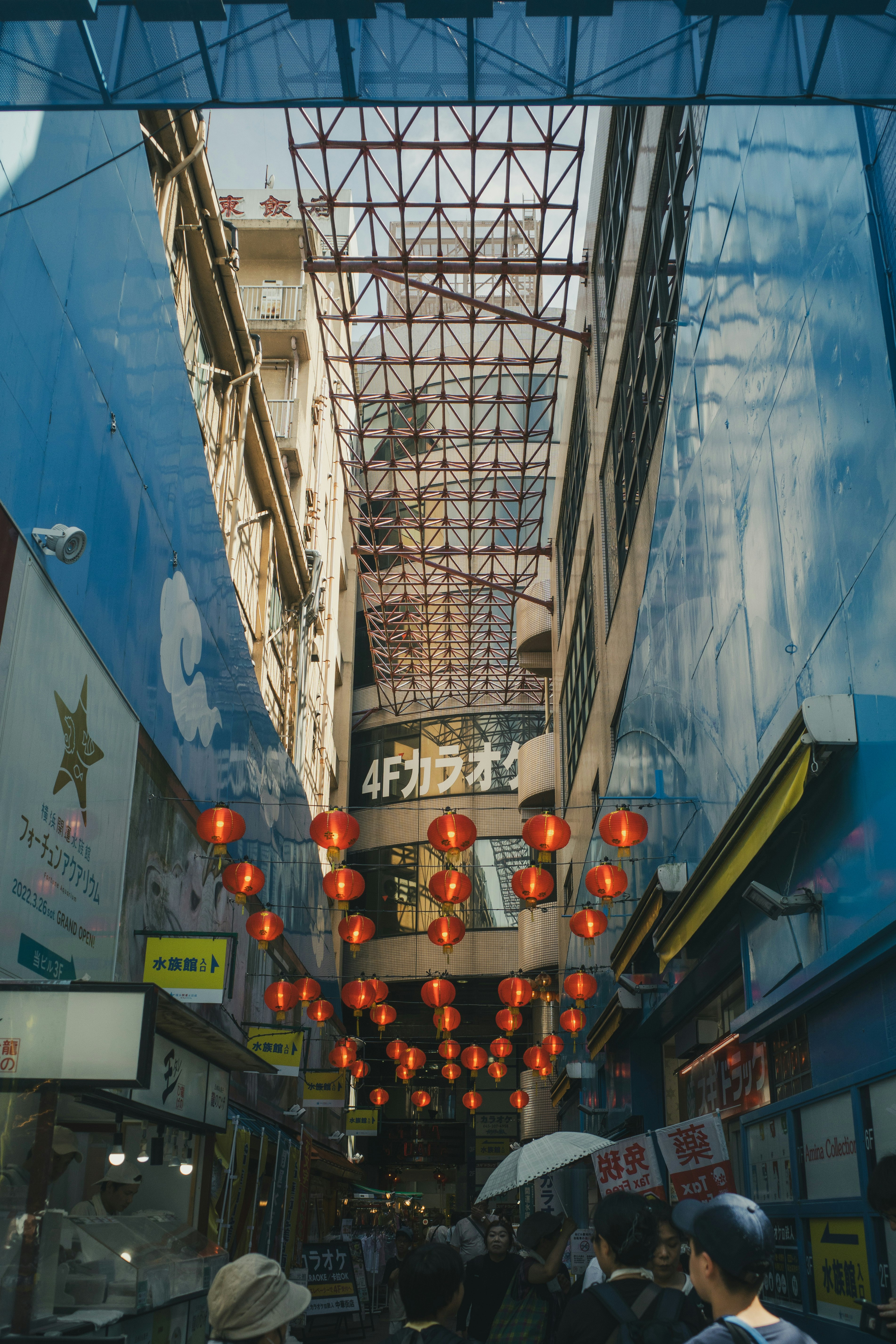 calle comercial con arcada en Chinatown de Yokohama y faroles image