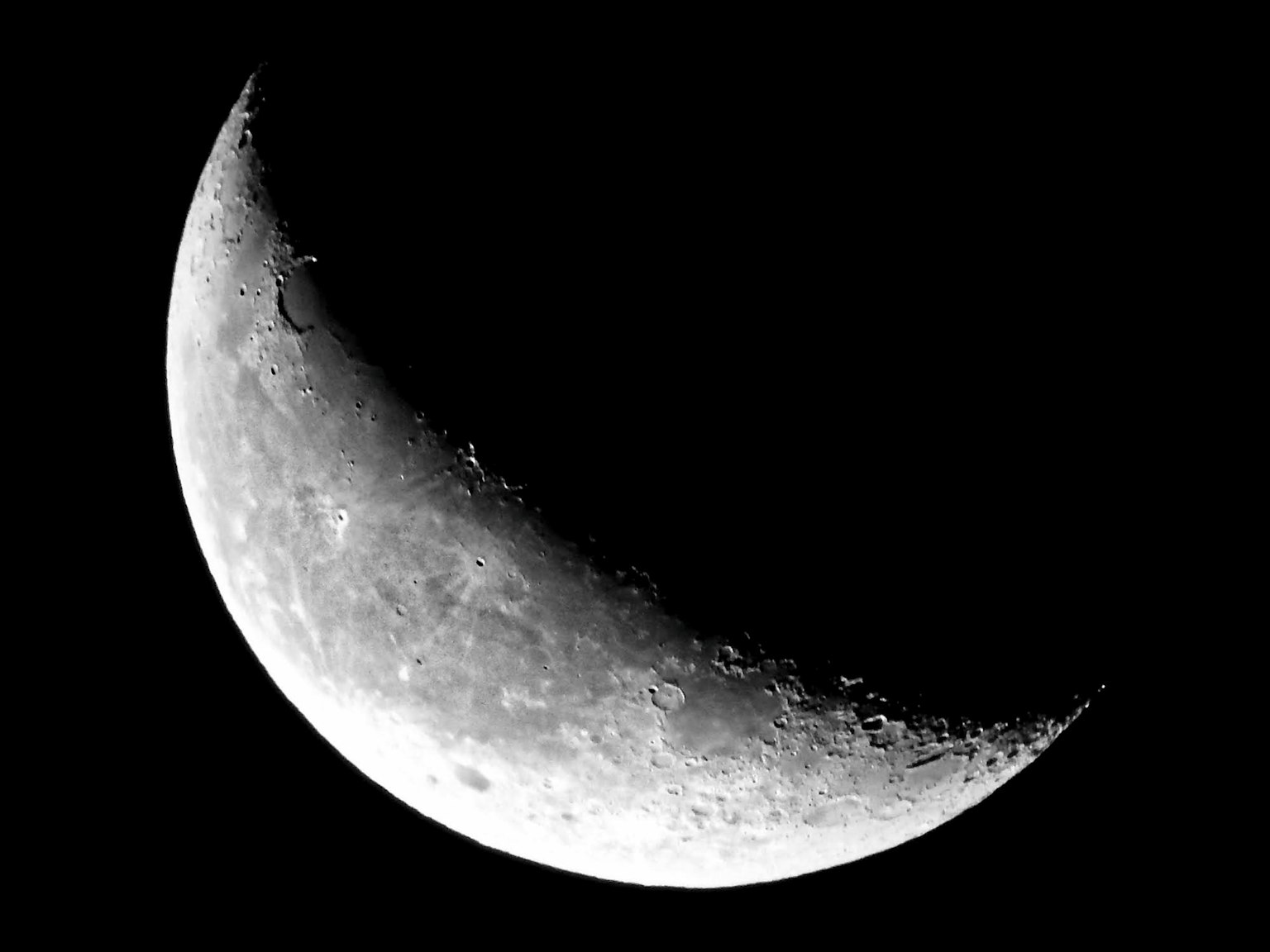 Gambar indah bulan sabit tipis di langit malam