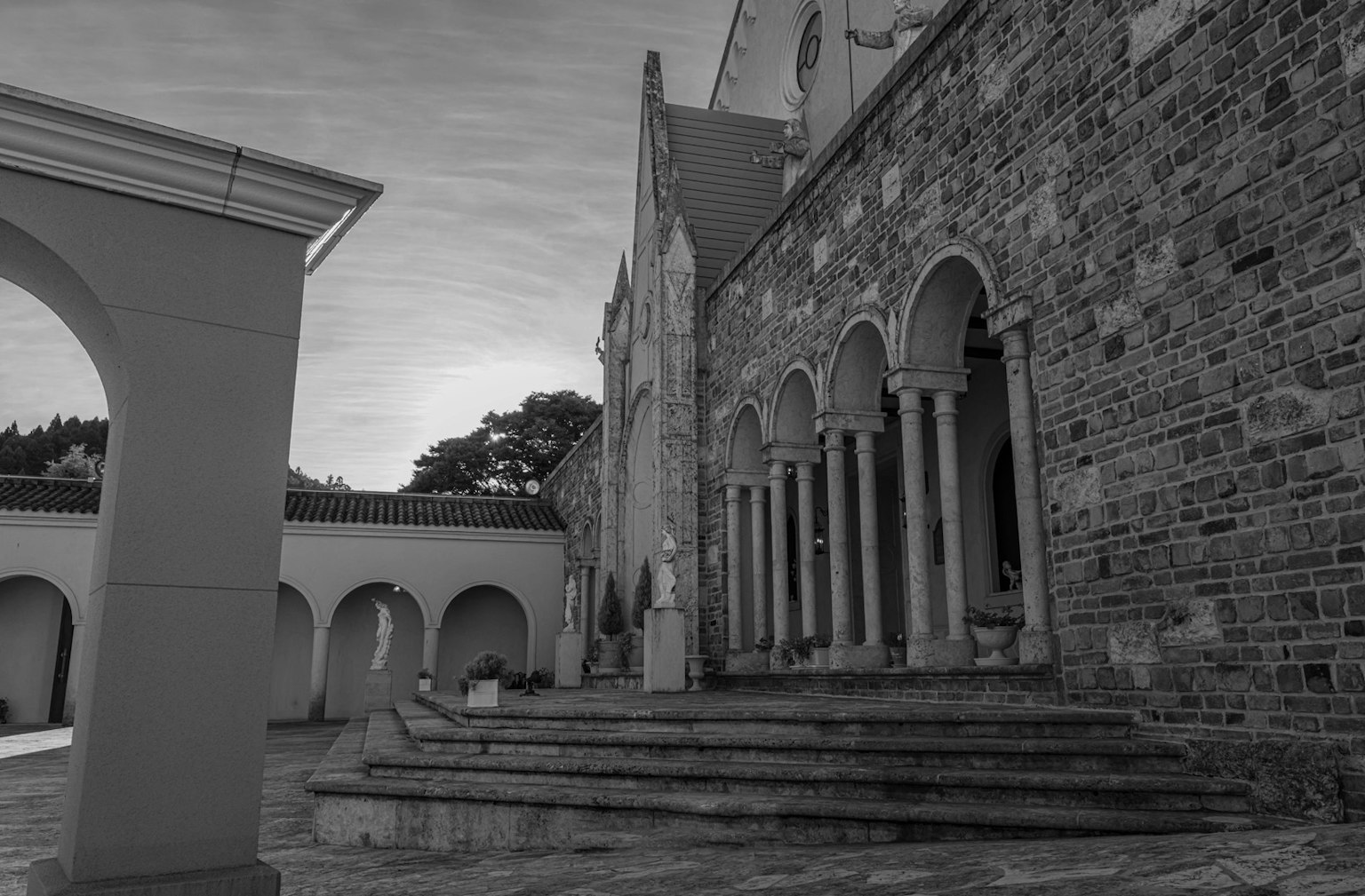 Edificio in pietra con scale a colonne e archi
